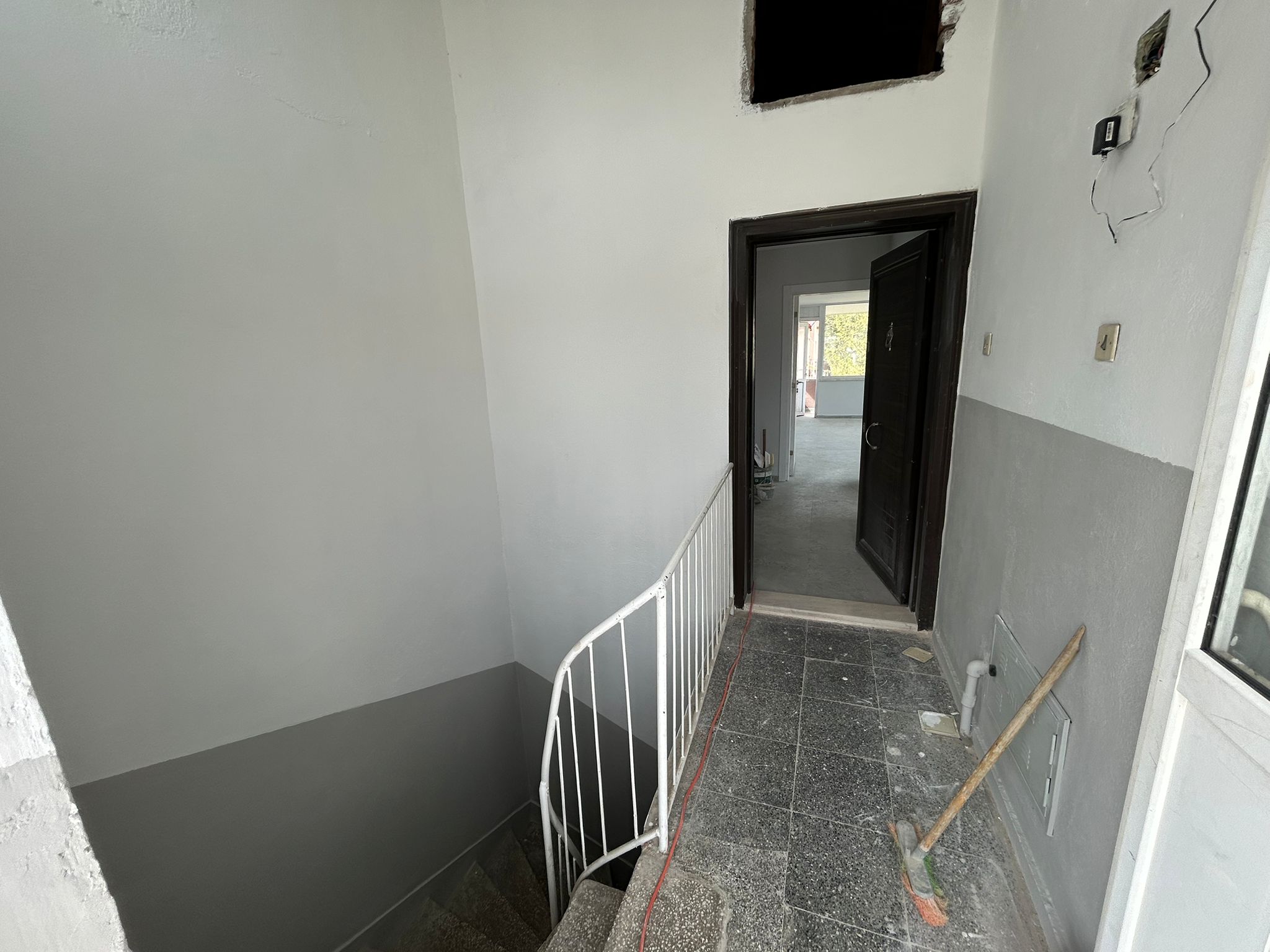 AKÇAY’DA DENİZE 100M – SIFIR YENİLENMİŞ 2+1 TERASLI KİRALIK DAİRE