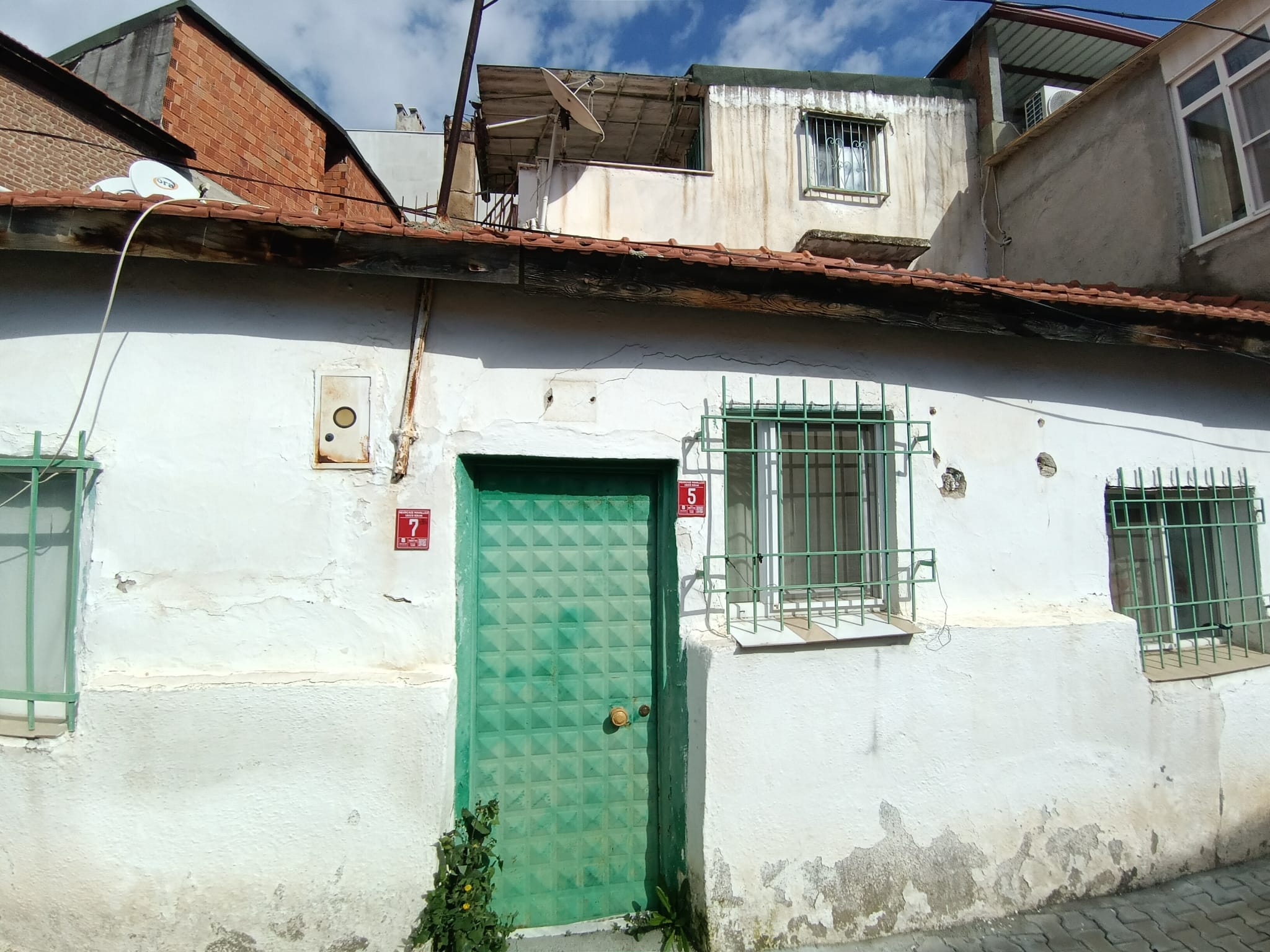 Edremit Hekimzade Mahallesinde Satılık Avlulu Kerpiç Ev