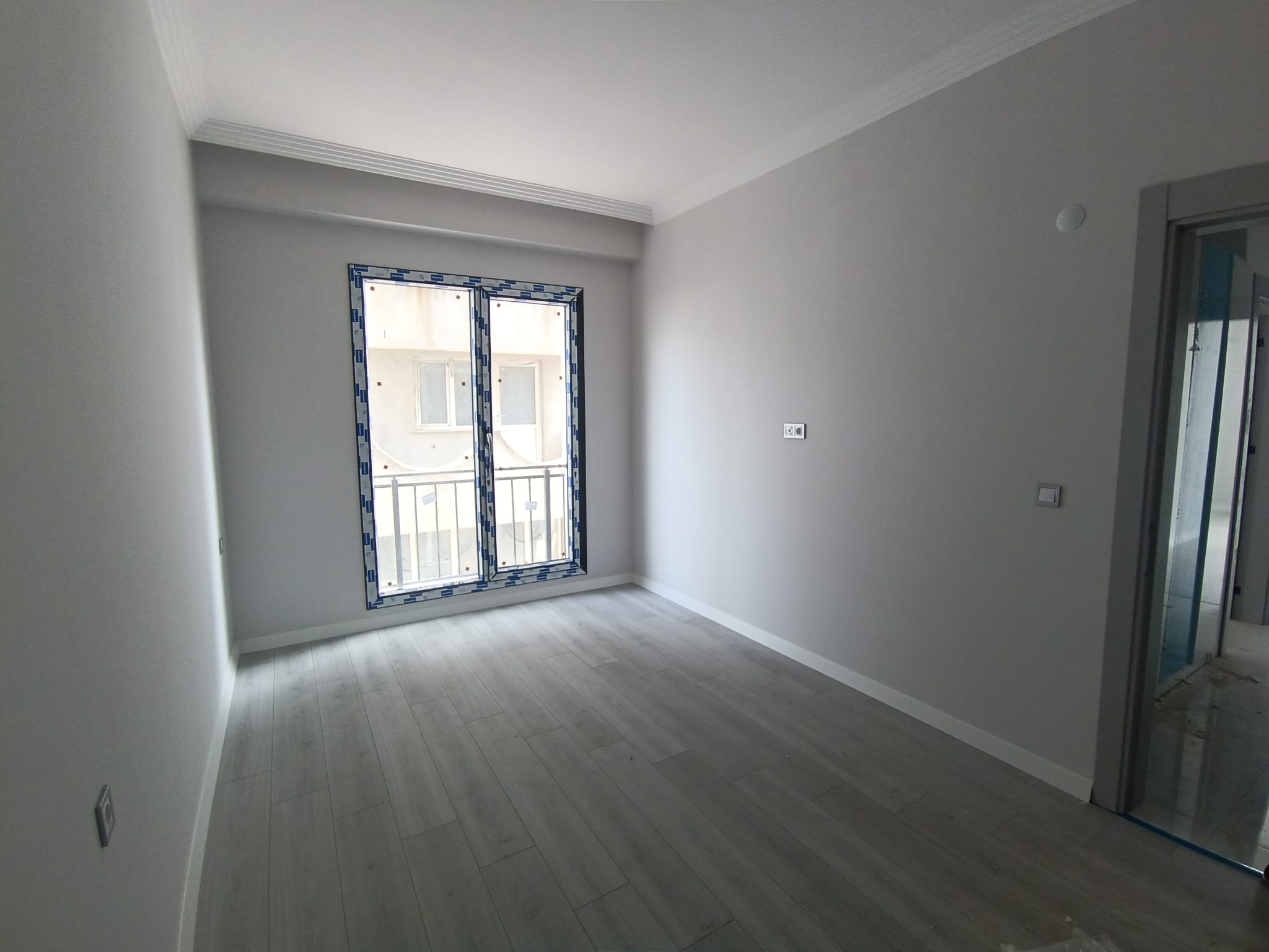 EDREMİT KADIKÖY MAHALLESİNDE SATILIK SIFIR 1+1 DAİRE – GENİŞ BALKONLU, ASANSÖRLÜ, OTOPARKLI