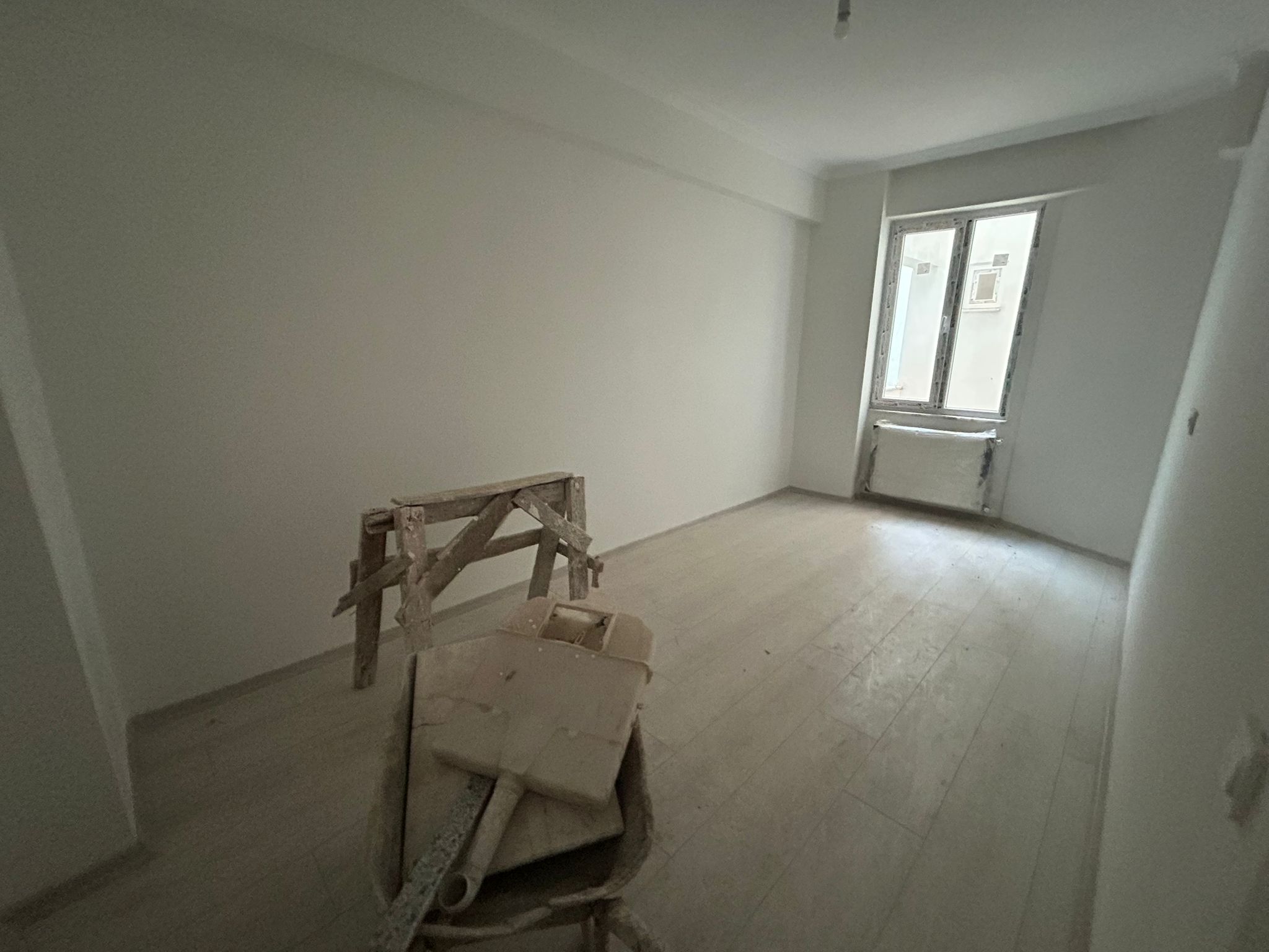 BURHANİYE YENİ MAHALLEDE SATILIK 2+1 GİRİŞ KAT DAİRE