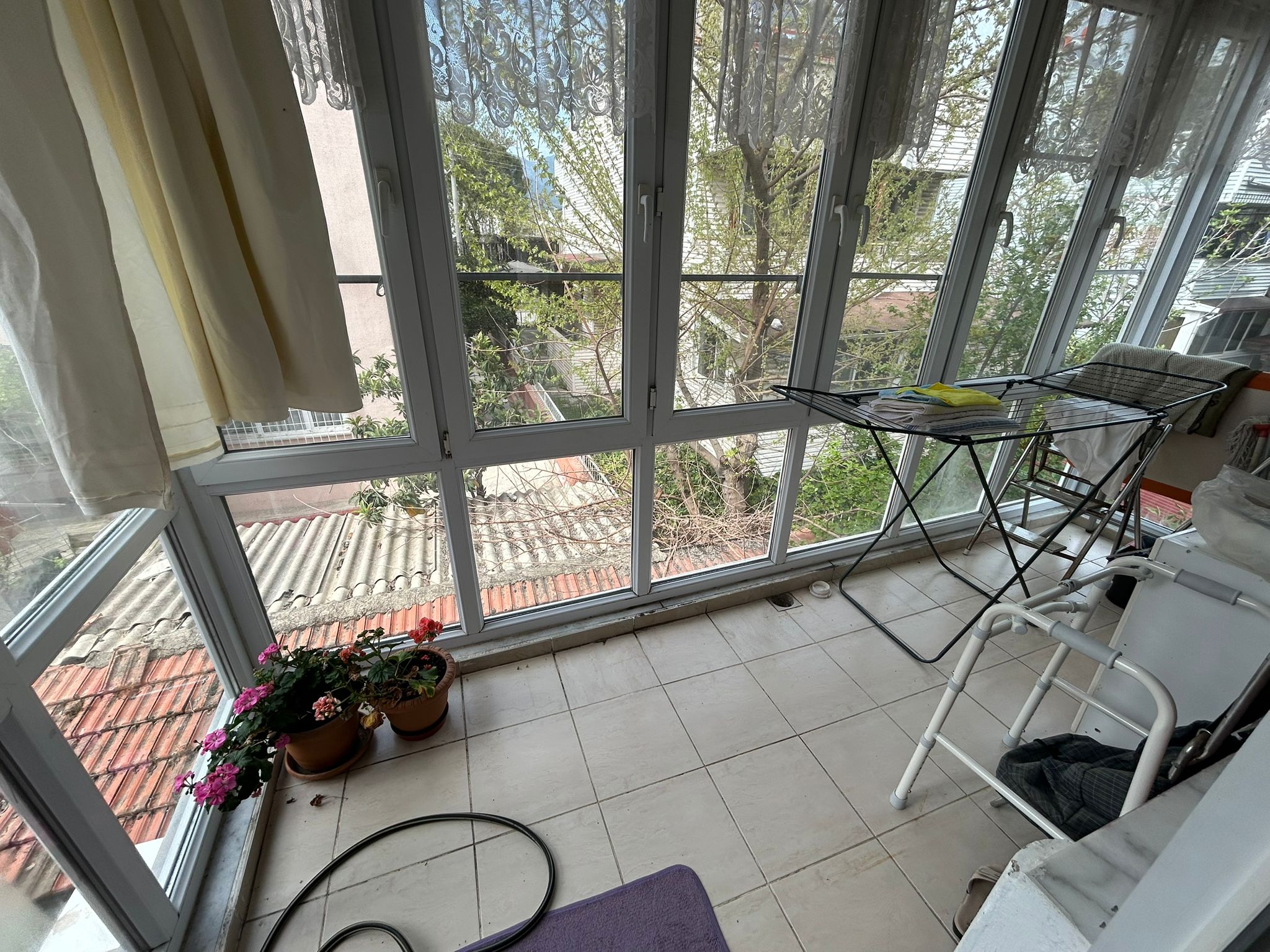 AKÇAY’IN KALBİNDE, DENİZE 100 METRE MESAFEDE 2+1 EŞYALI KİRALIK DAİRE!