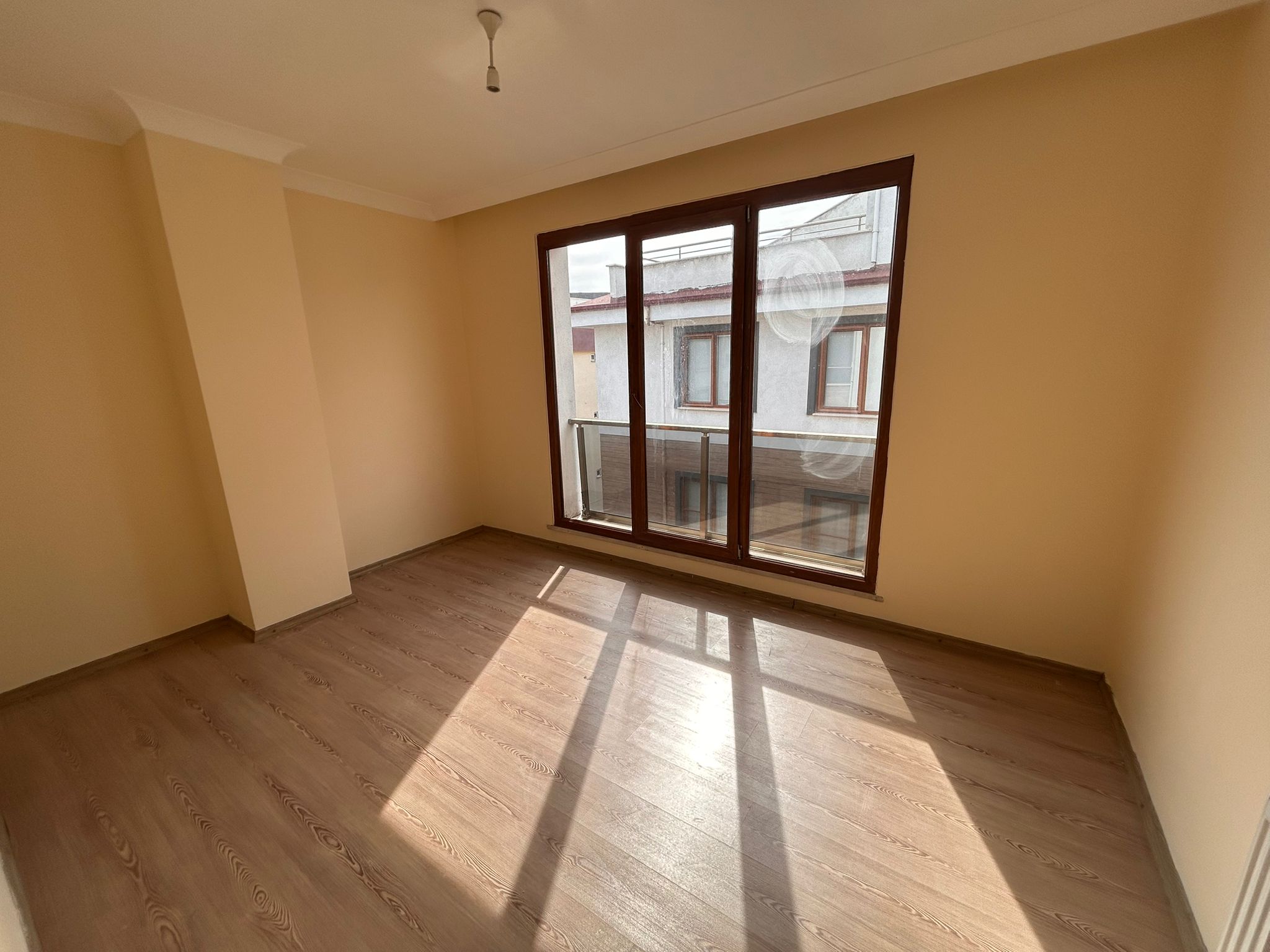AKÇAY İKİZÇAY MAHALLESİNDE SATILIK 3+1 LÜKS DAİRE ( EİDS NO : 1001423 )