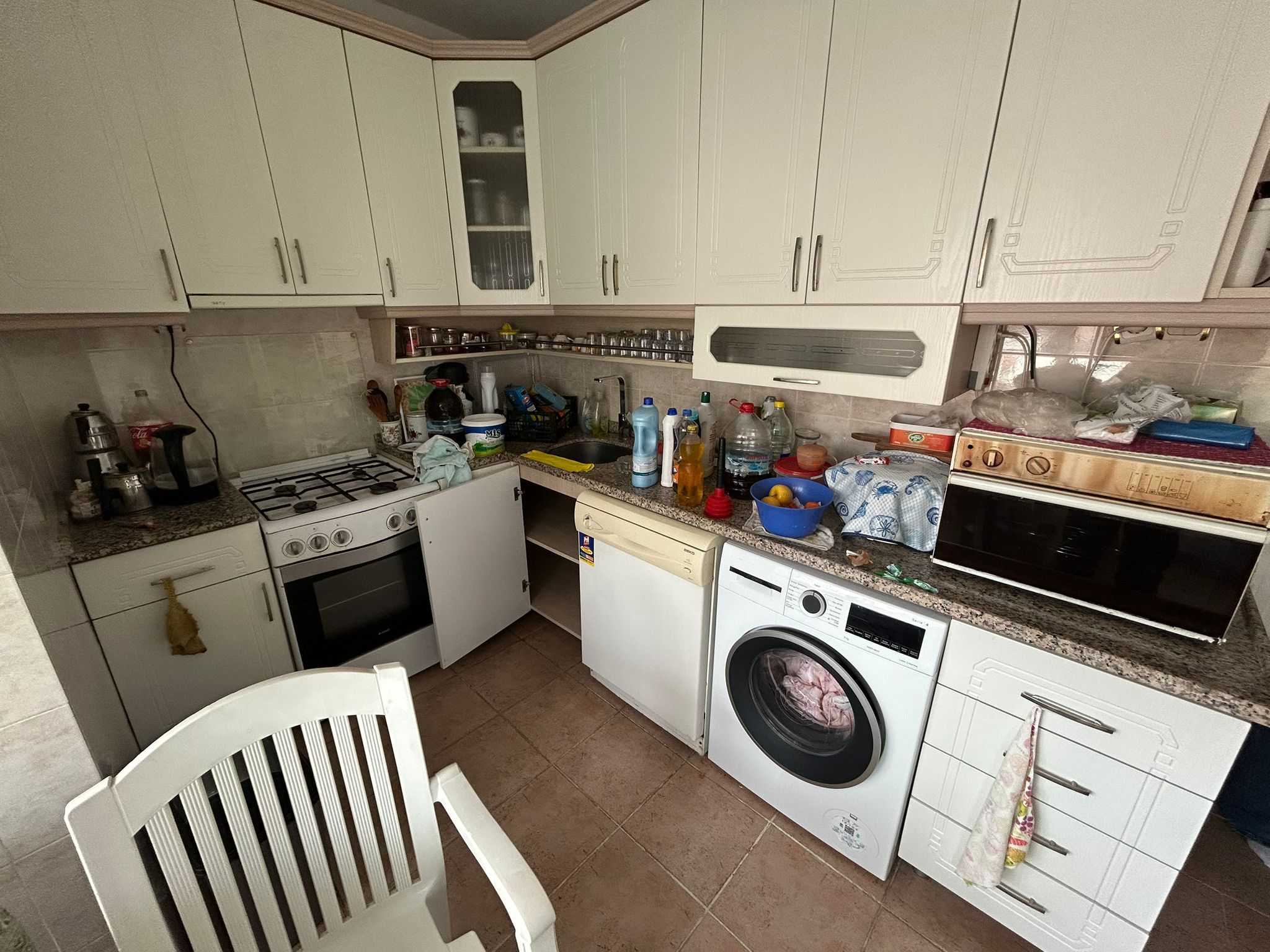 AKÇAY’IN KALBİNDE, DENİZE 100 METRE MESAFEDE 2+1 EŞYALI KİRALIK DAİRE!