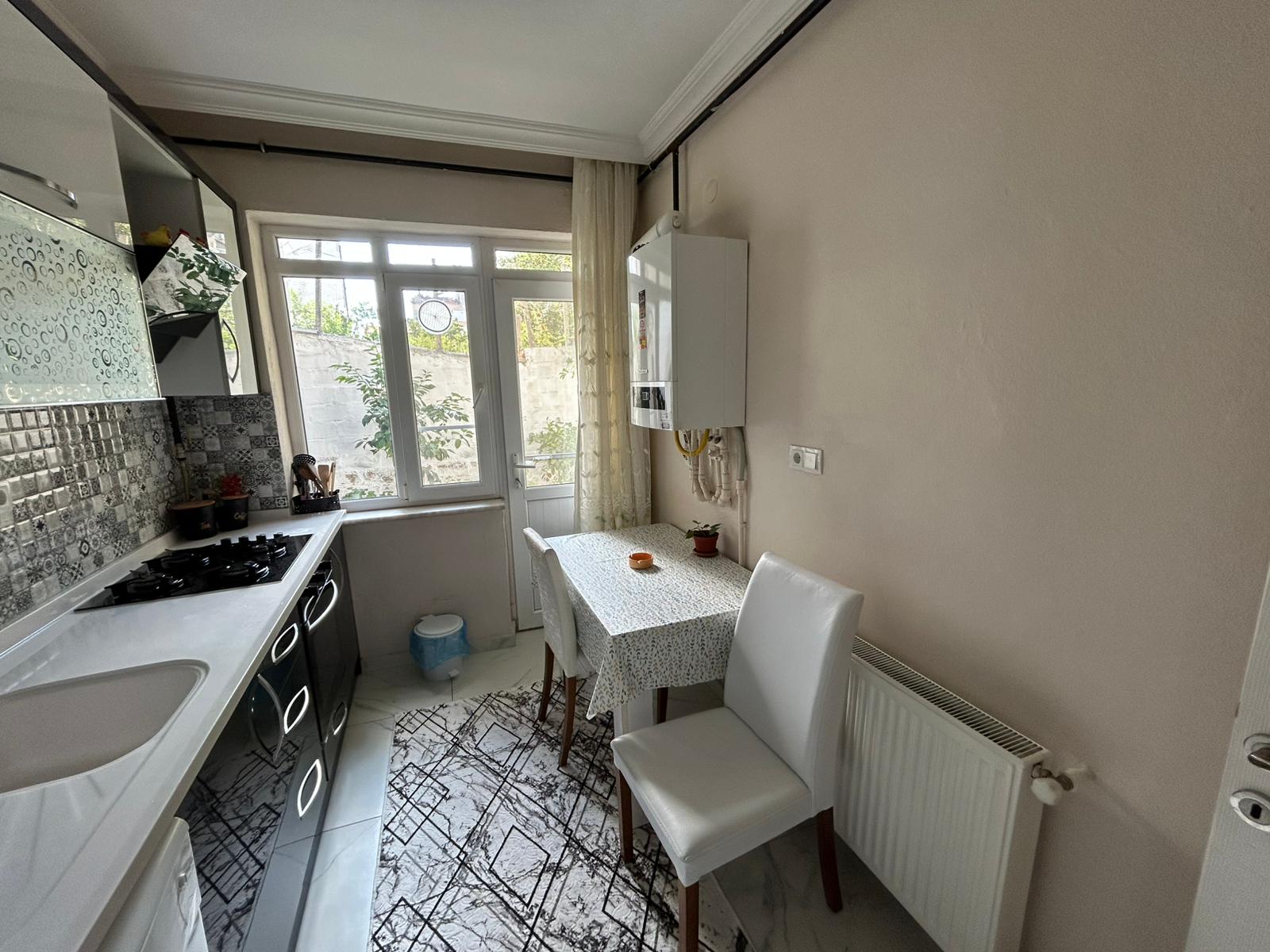 GAZİİLYAS MAHALLESİNDE EŞYALI BAHÇELİ KİRALIK 2+1 DAİRE