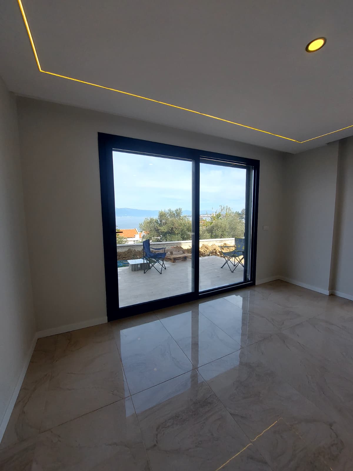 DENİZİ UYANDIĞINIZ AN GÖRÜN! KARAAĞAÇ SAHİLDE ÖZEL HAVUZLU 4+1 VİLLA