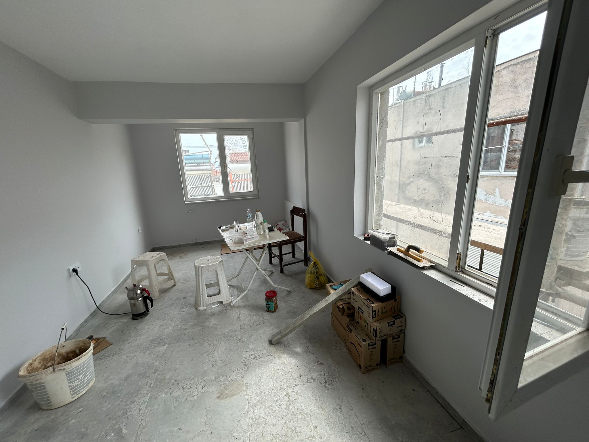 AKÇAY’DA DENİZE 100M – SIFIR YENİLENMİŞ 2+1 TERASLI KİRALIK DAİRE