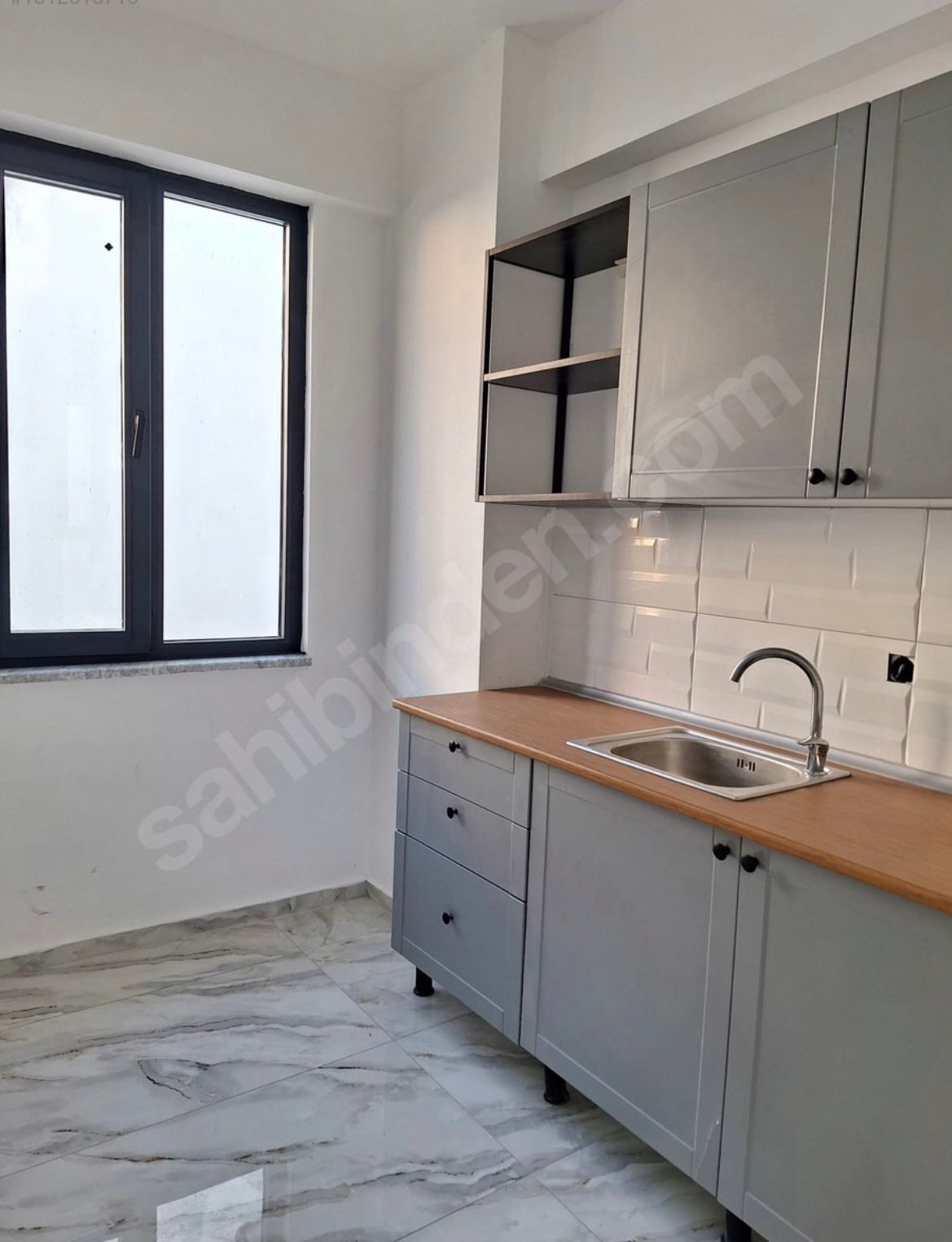 EDREMİT’TE MERKEZİ KONUMDA KİRALIK3 KATLI MÜSTAKİL İŞYERİ