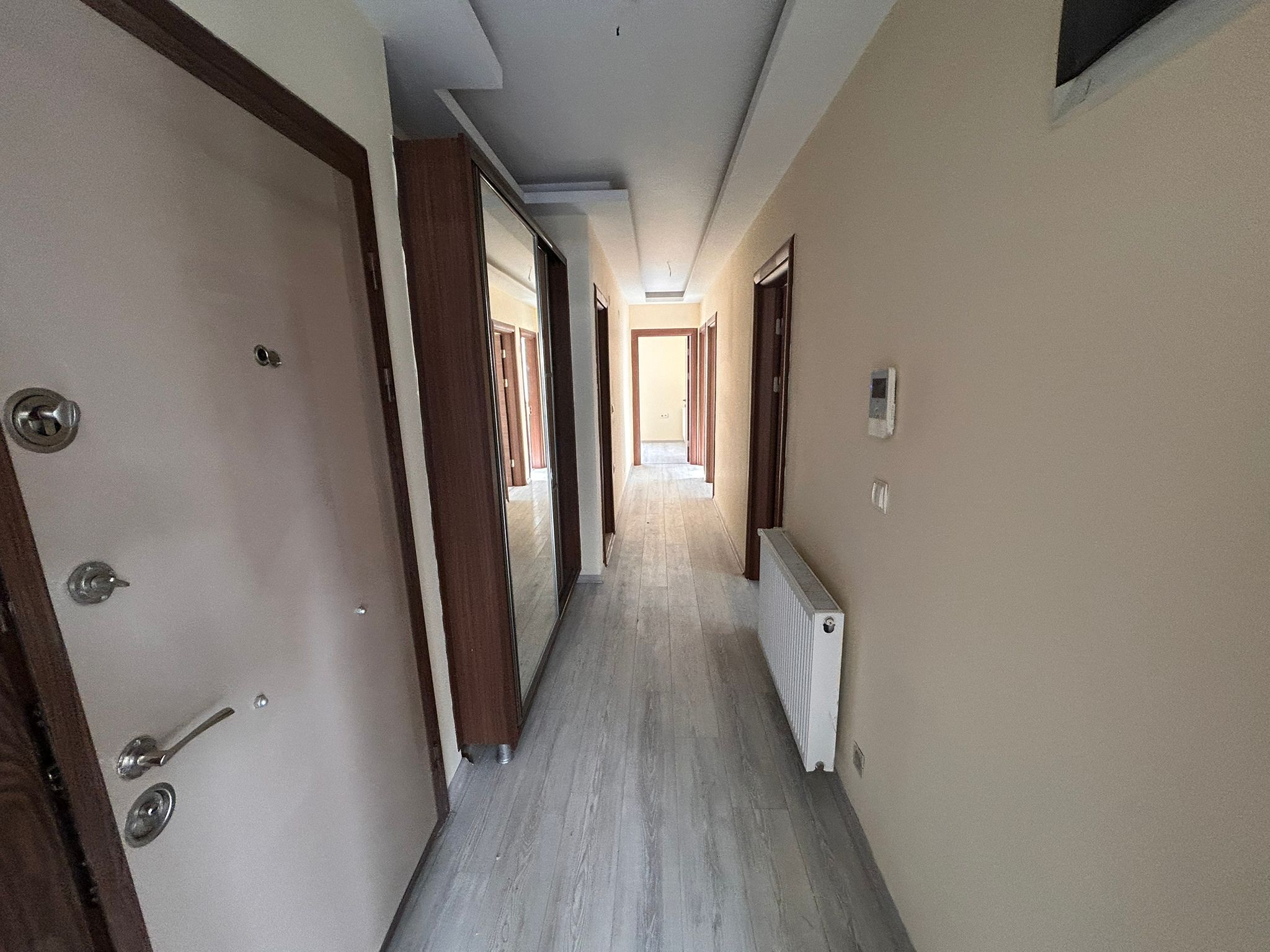 AKÇAY İKİZÇAY MAHALLESİNDE SATILIK ARA KAT 3+1 LÜKS DAİRE (EİDS NO. 1001423)