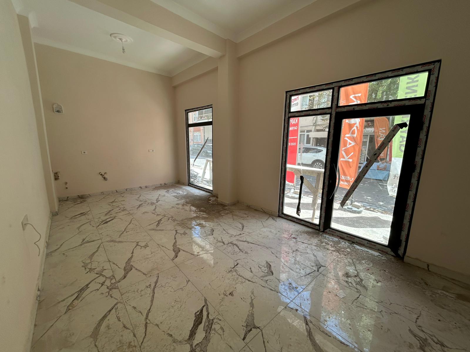 İnönü Caddesinde Kiralık 25 M2 Dükkan