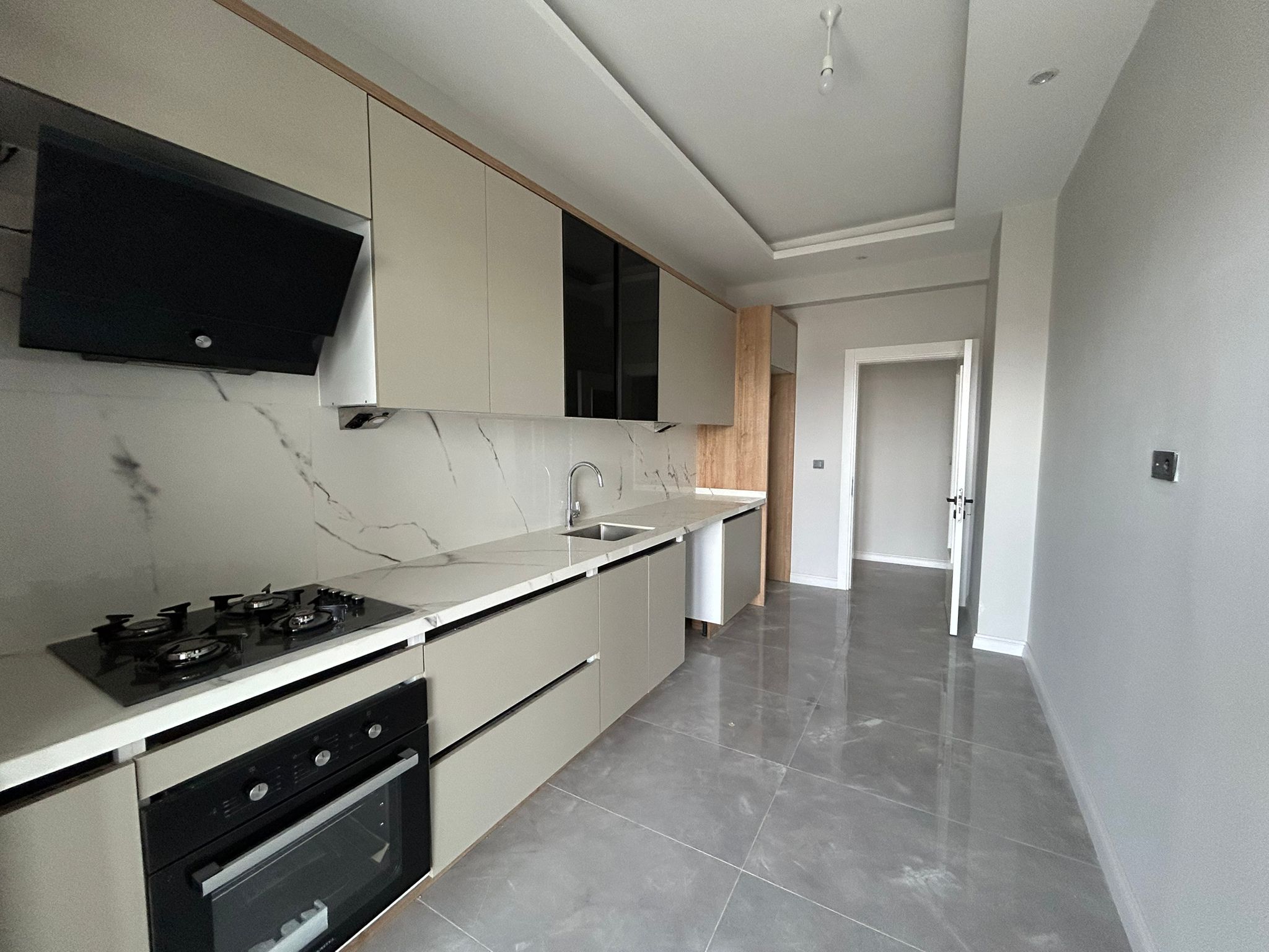 KADIKÖY’DE ÖZEL KÖRFEZ HASTANESİ YANI SATILIK 3+1 ARAKAT DAİRE