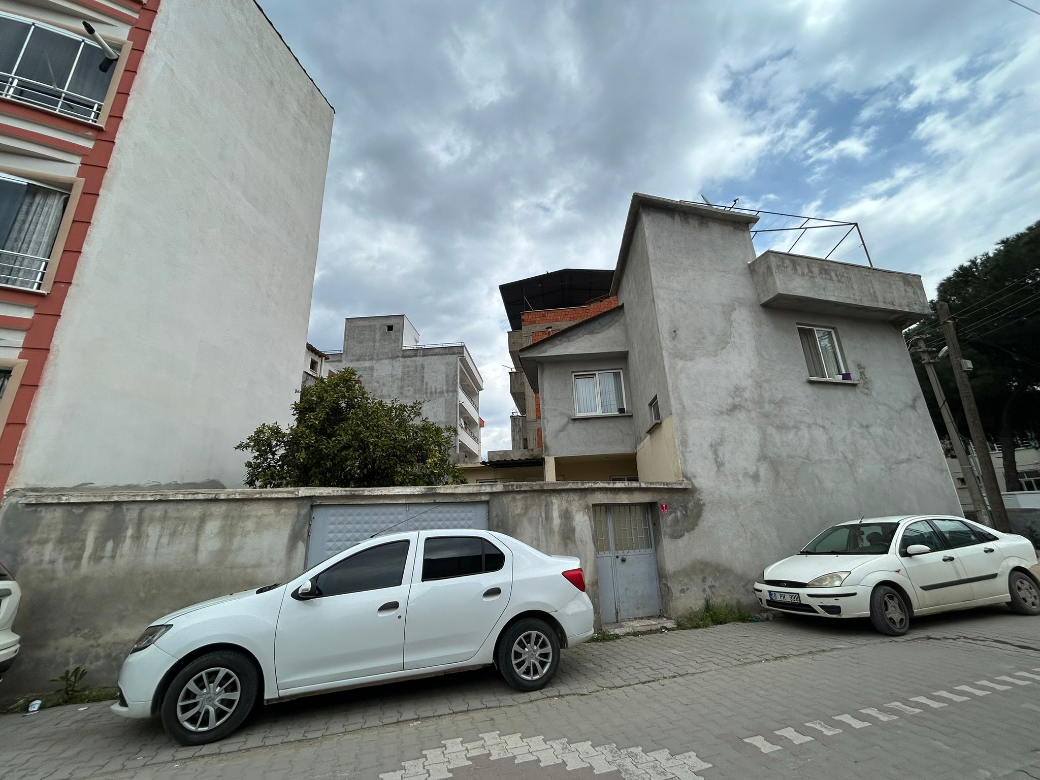 EDREMİT TUZCUMURAT’TA SATILIK MÜSTAKİL 2 KATLI EV – KÖŞE PARSEL, TERASLI, OTOPARKLI!