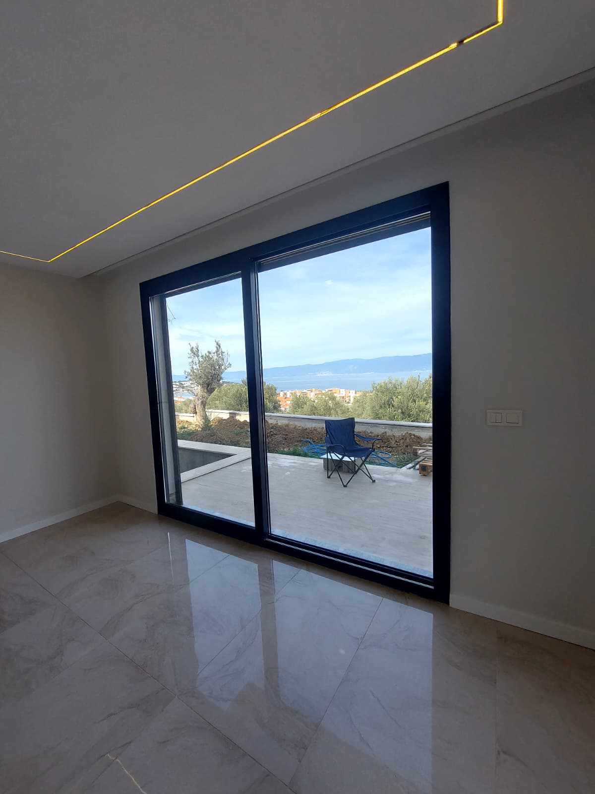 DENİZİ UYANDIĞINIZ AN GÖRÜN! KARAAĞAÇ SAHİLDE ÖZEL HAVUZLU 4+1 VİLLA