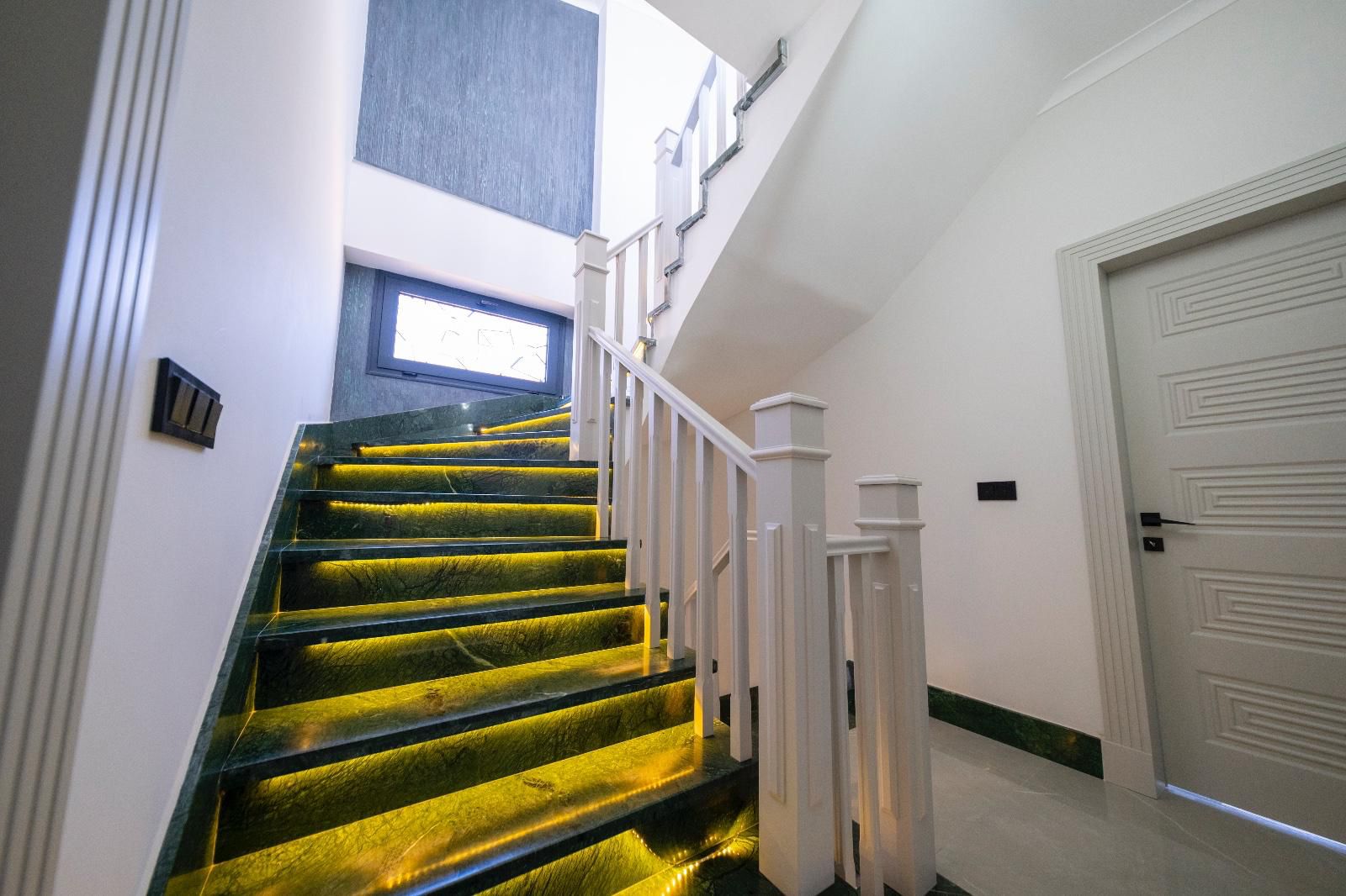 ALTINOLUK’TA 400 m² ARSA İÇERİSİNDE DENİZ VE DOĞA MANZARALI MÜSTAKİL LÜKS VİLLA