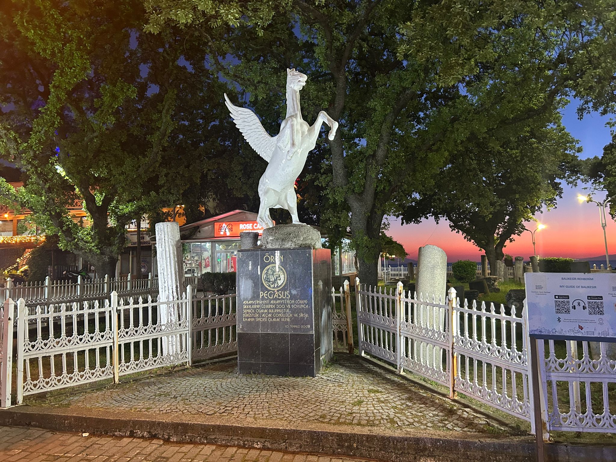 Burhaniye Ören Mahallesi’nde Doğa ve Deniz Manzaralı Satılık Villa Tipi Daire