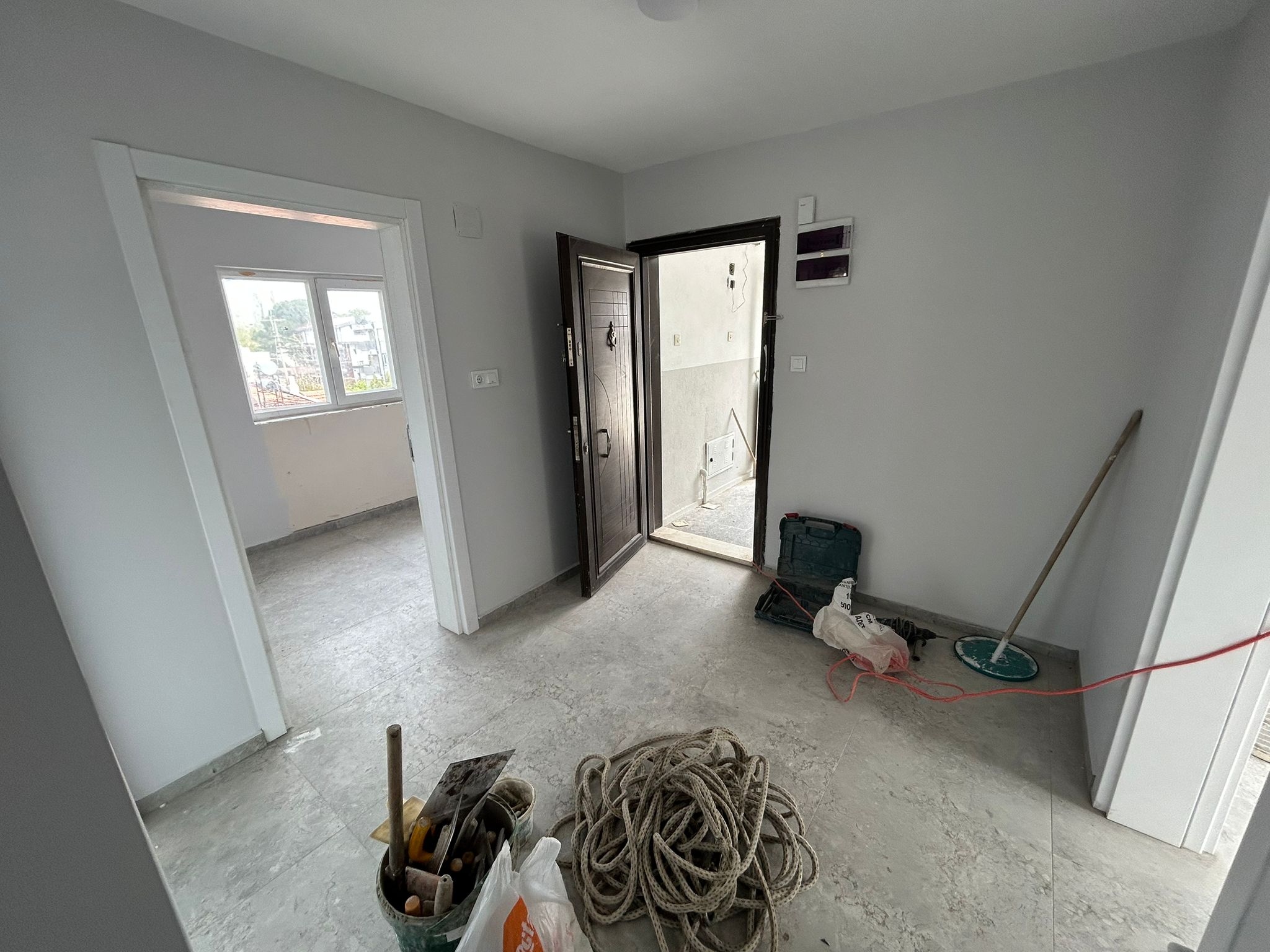 AKÇAY’DA DENİZE 100M – SIFIR YENİLENMİŞ 2+1 TERASLI KİRALIK DAİRE