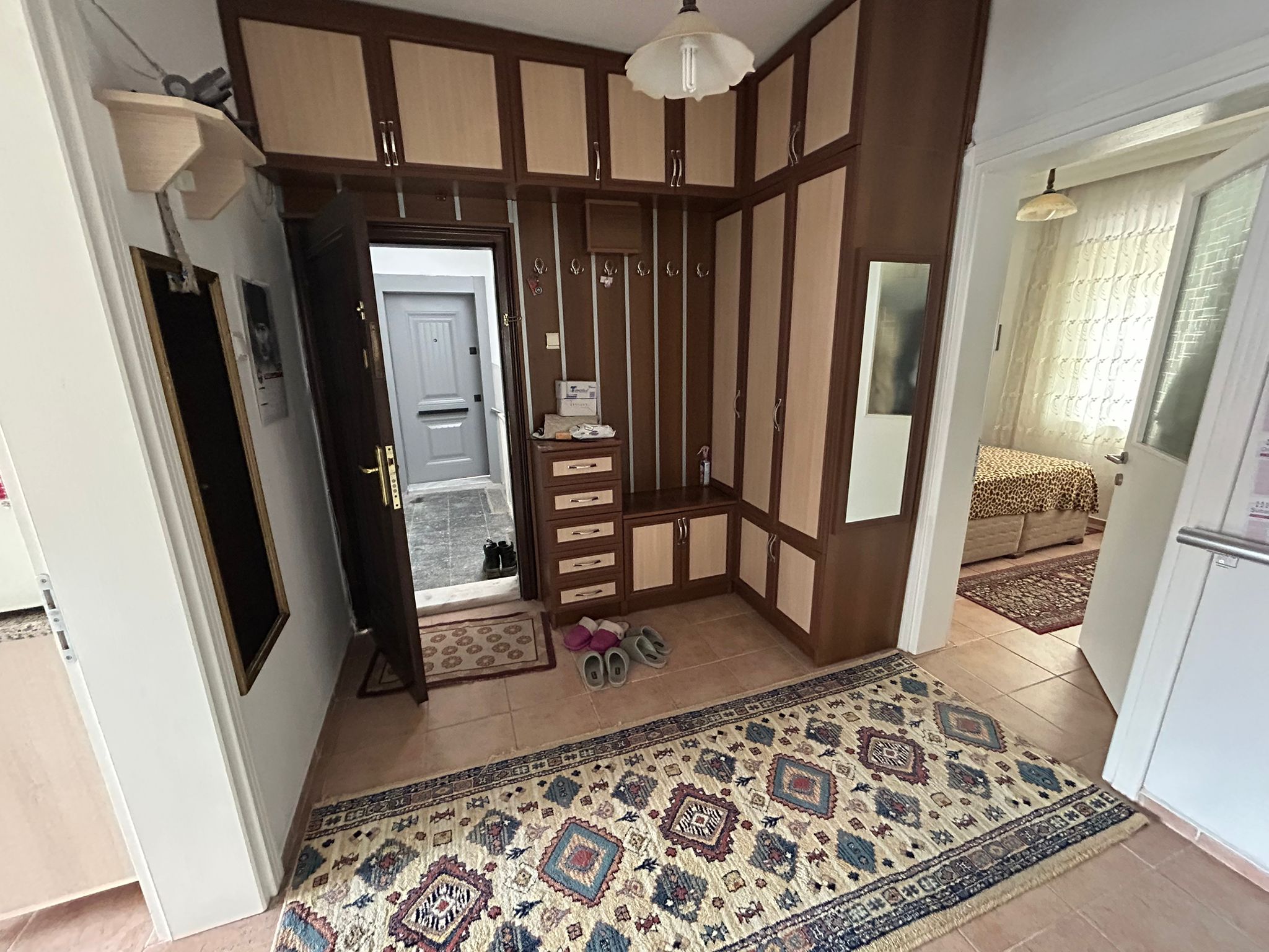 AKÇAY’IN KALBİNDE, DENİZE 100 METRE MESAFEDE 2+1 EŞYALI KİRALIK DAİRE!