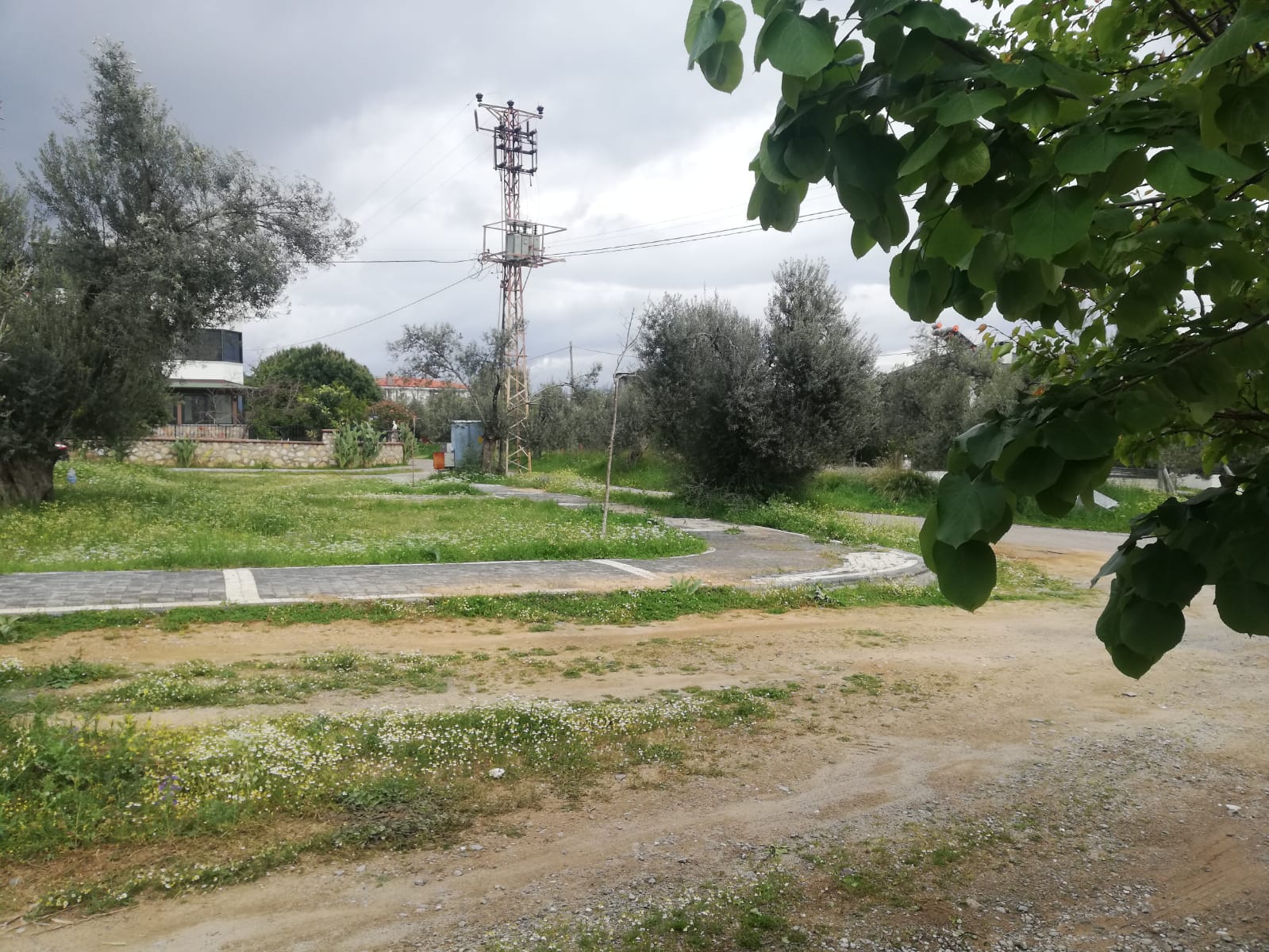 GÜRE'DE SİTE İÇERİSİNDE SATILIK 4+1 TRİPLEKS VİLLA