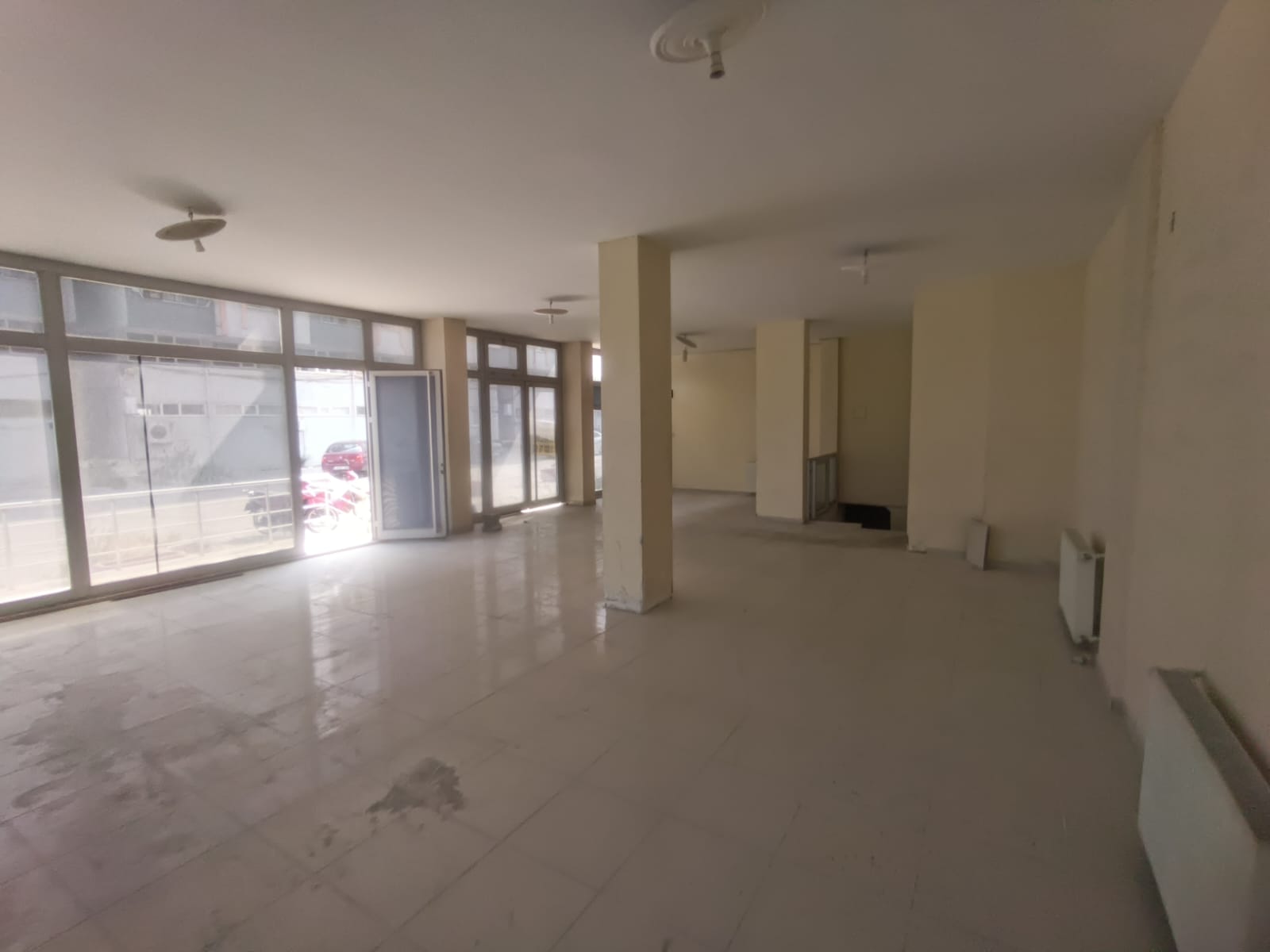 EDREMİT GAZİCELAL’DE KÖŞE KONUMDA 150 m² KİRALIK DÜKKAN