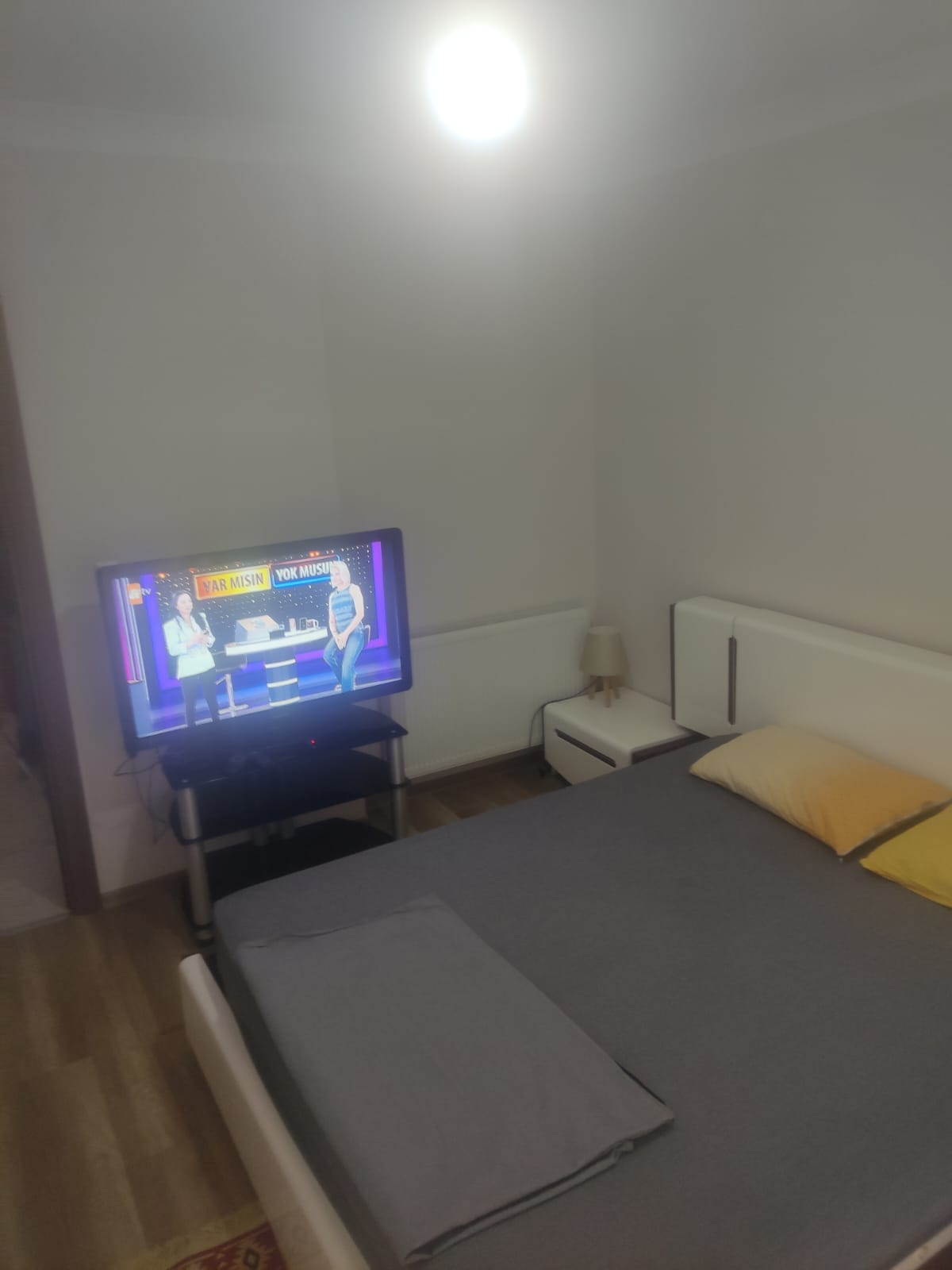 AKÇAY ALTINKUM'DA DENİZE 300 METRE EŞYALI 2+1 KİRALIK DAİRE (GÜNLÜK KİRALIK )