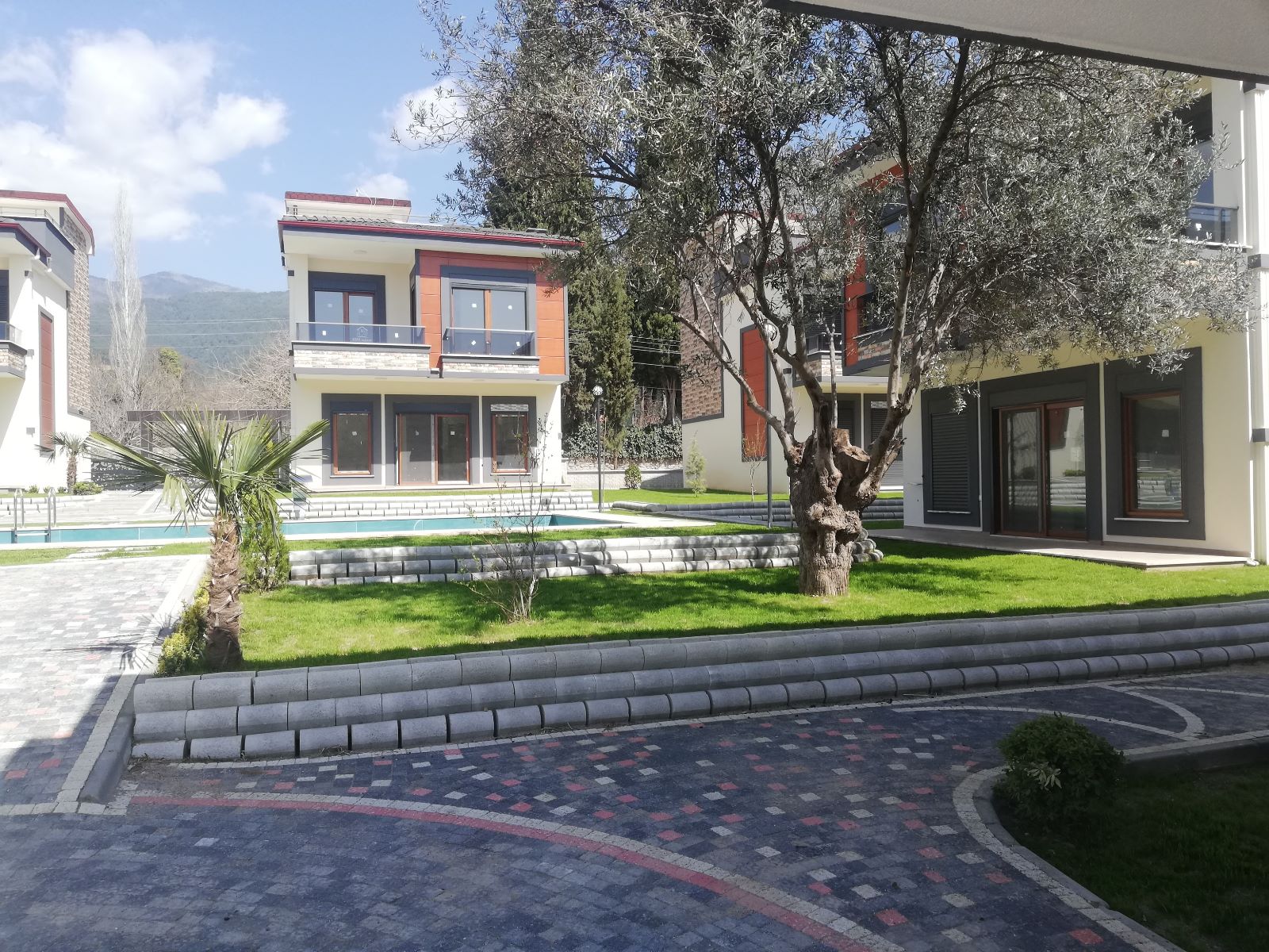 GÜRE’NİN EN PRESTİJLİ SİTESİNDE, ÖZEL BAHÇELİ LÜKS 3+1 VİLLA