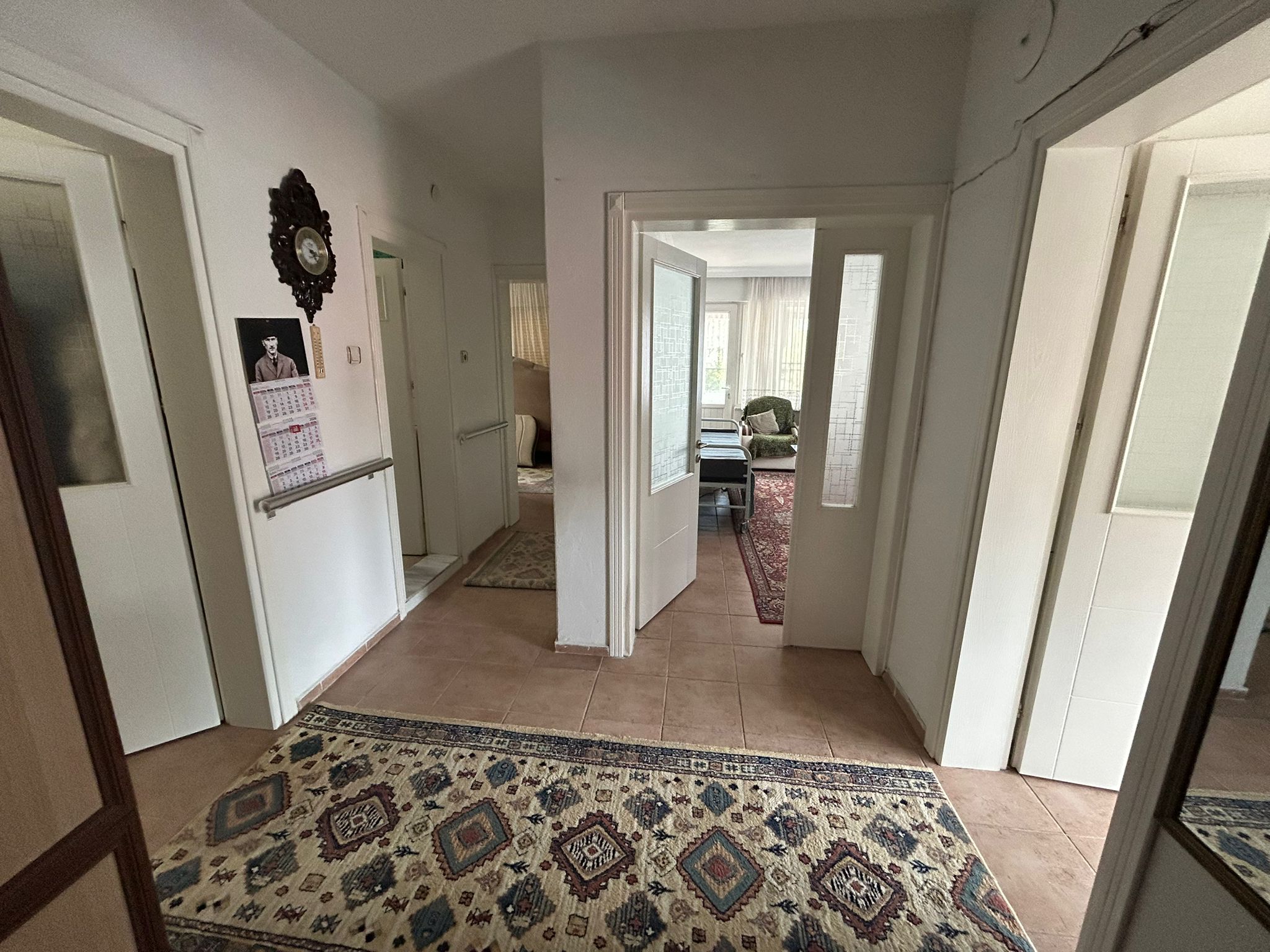 AKÇAY’IN KALBİNDE, DENİZE 100 METRE MESAFEDE 2+1 EŞYALI KİRALIK DAİRE!