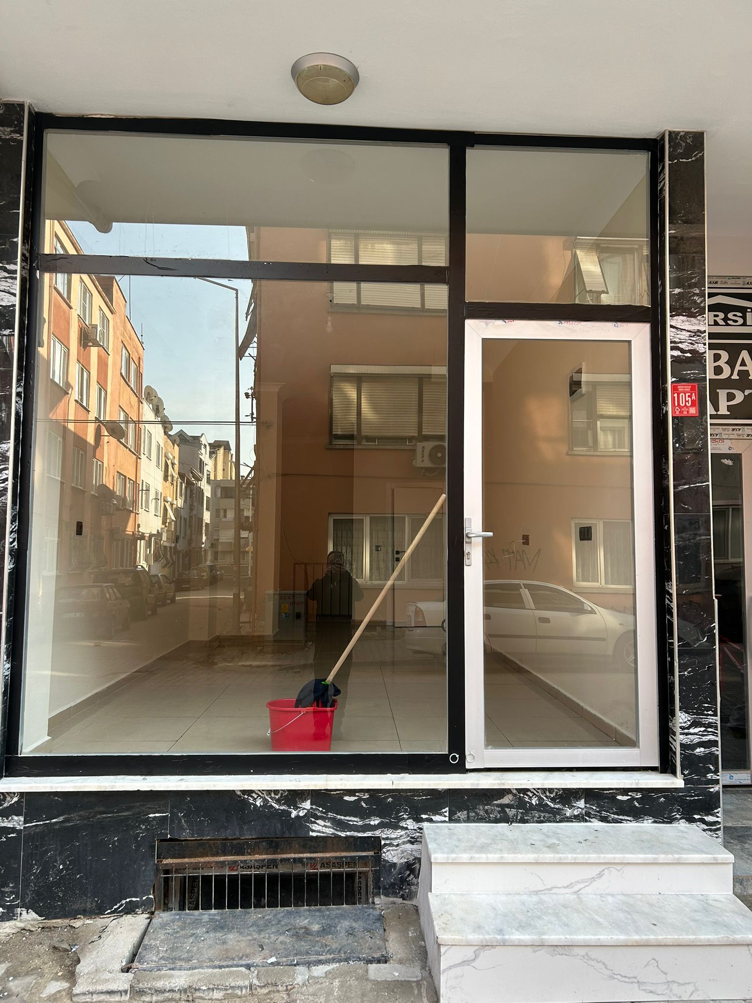 Cadde Üzerinde Satılık Dükkan