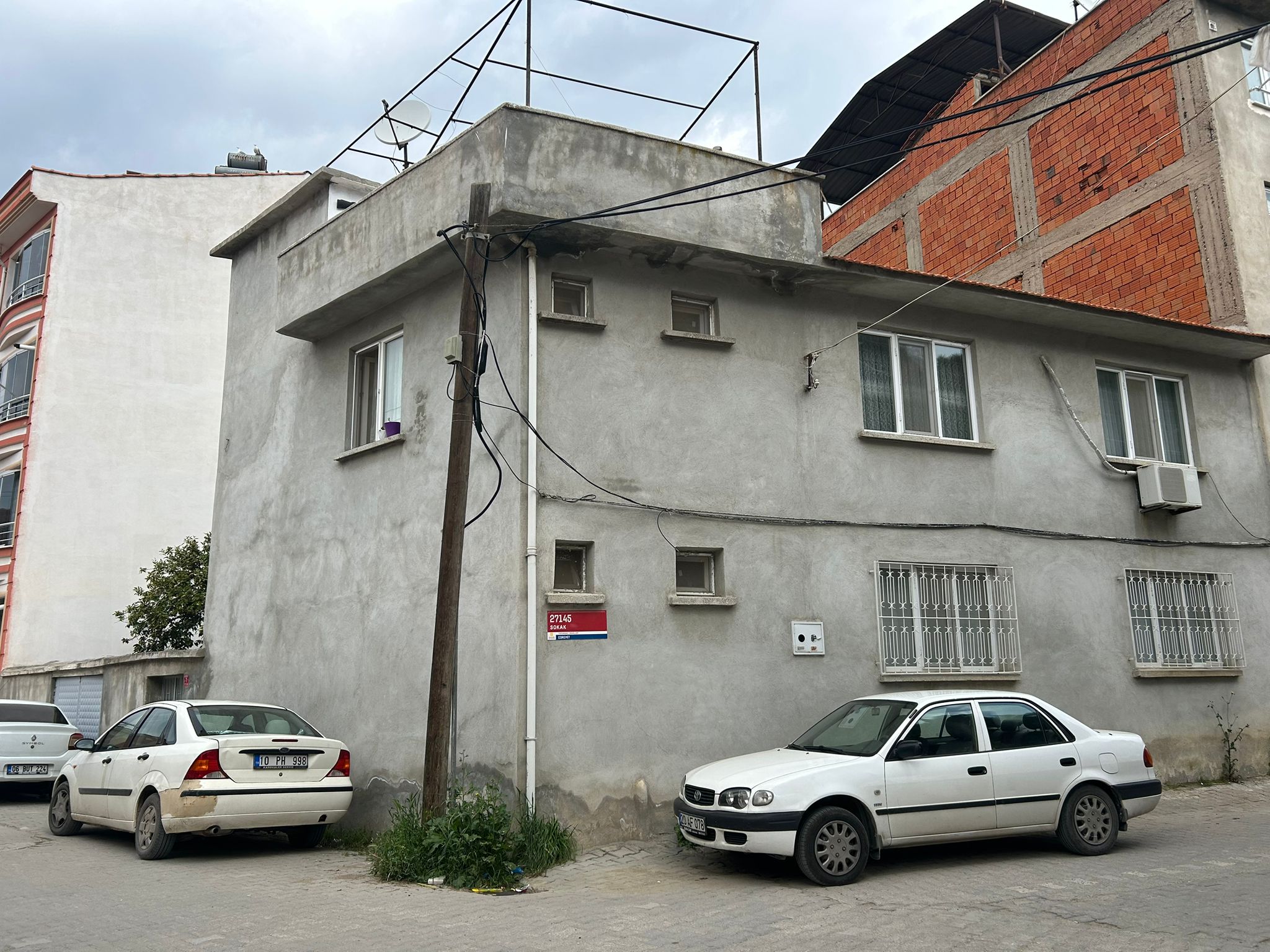 EDREMİT TUZCUMURAT’TA SATILIK MÜSTAKİL 2 KATLI EV – KÖŞE PARSEL, TERASLI, OTOPARKLI!