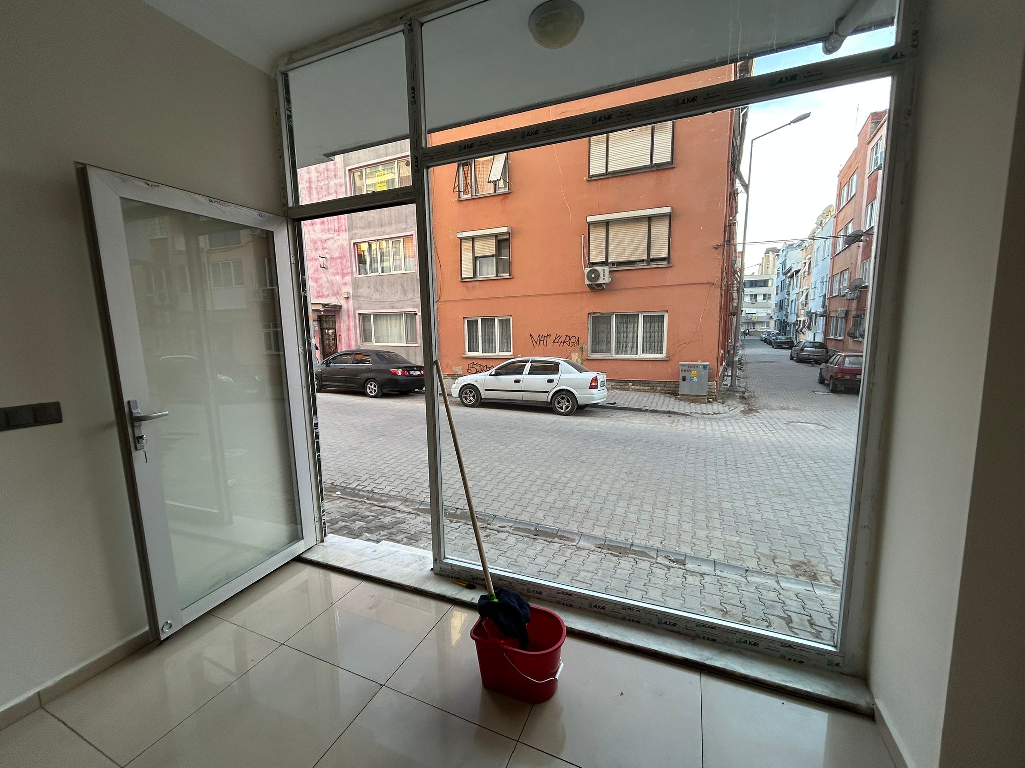 Cadde Üzerinde Satılık Dükkan