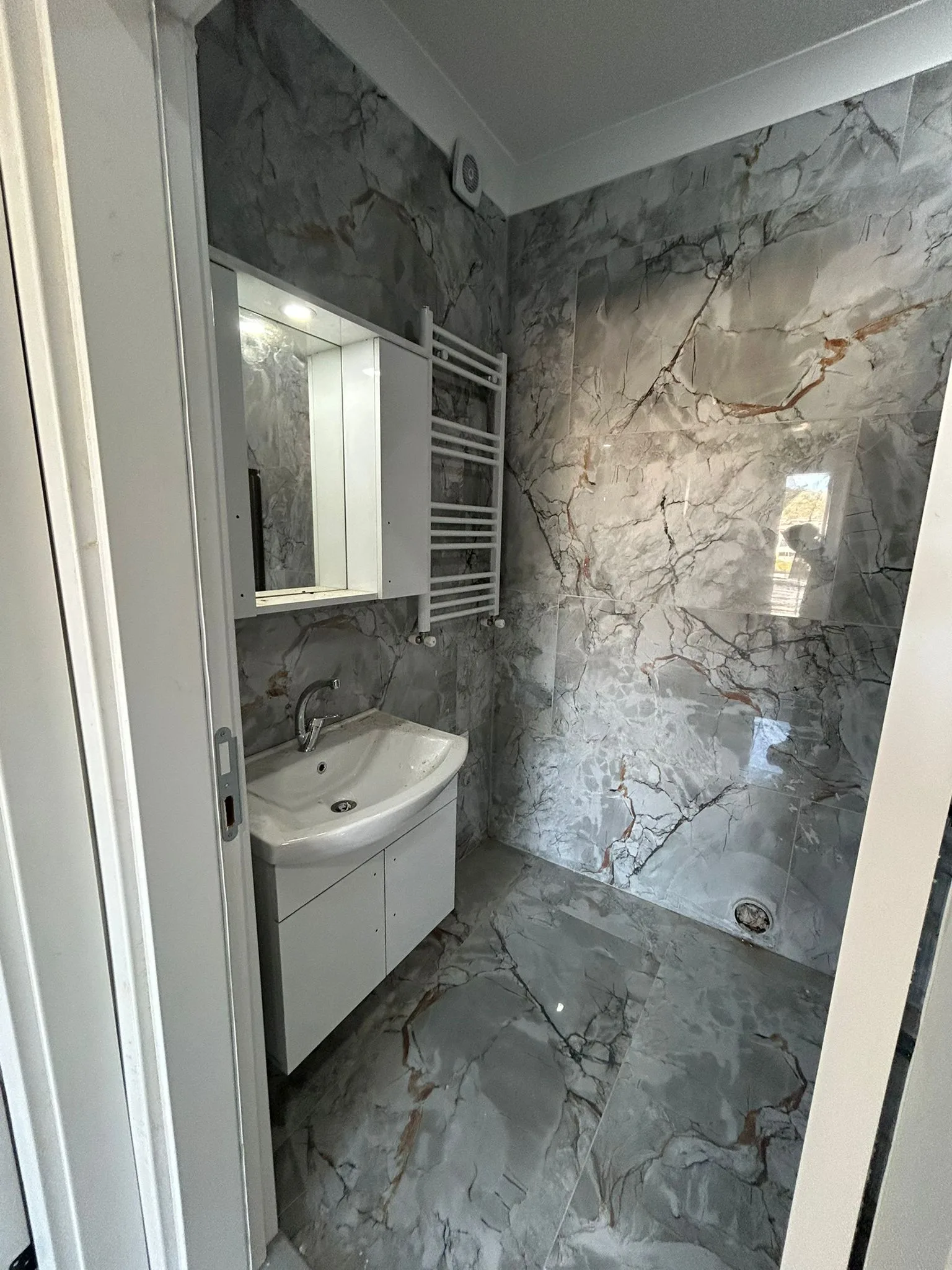 TUZCUMURAT MAHALLESİNDE KİRALIK 2+1 SIFIR DAİRE