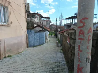 Edremit Hekimzade Mahallesinde Satılık Avlulu Kerpiç Ev ( TAKASA AÇIK )