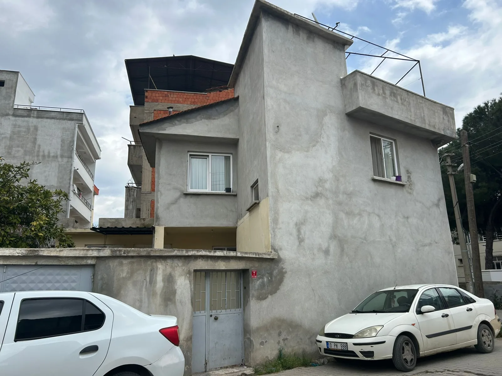 EDREMİT TUZCUMURAT’TA SATILIK MÜSTAKİL 2 KATLI EV – KÖŞE PARSEL, TERASLI, OTOPARKLI! ( EİDS NO : 1001423 )