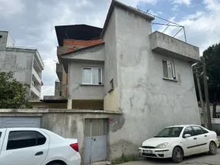 EDREMİT TUZCUMURAT’TA SATILIK MÜSTAKİL 2 KATLI EV – KÖŞE PARSEL, TERASLI, OTOPARKLI! ( EİDS NO : 1001423 )
