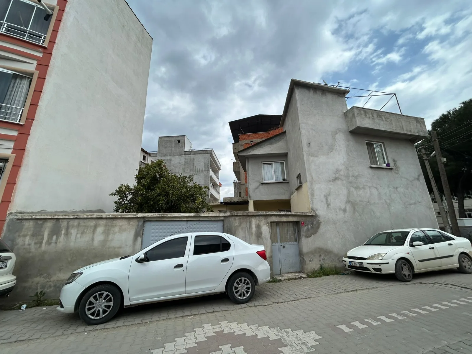 EDREMİT TUZCUMURAT’TA SATILIK MÜSTAKİL 2 KATLI EV – KÖŞE PARSEL, TERASLI, OTOPARKLI! ( EİDS NO : 1001423 )
