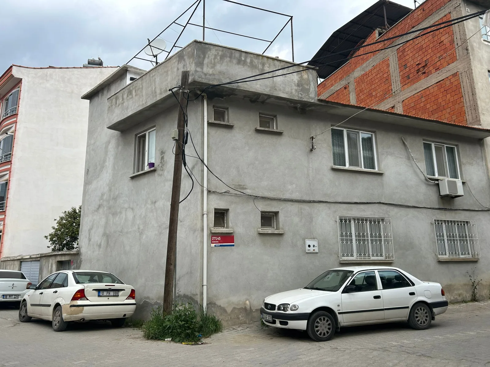 EDREMİT TUZCUMURAT’TA SATILIK MÜSTAKİL 2 KATLI EV – KÖŞE PARSEL, TERASLI, OTOPARKLI! ( EİDS NO : 1001423 )
