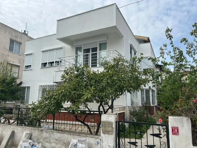 AKÇAY’DA DENİZE 100M – SIFIR YENİLENMİŞ 2+1 TERASLI KİRALIK DAİRE
