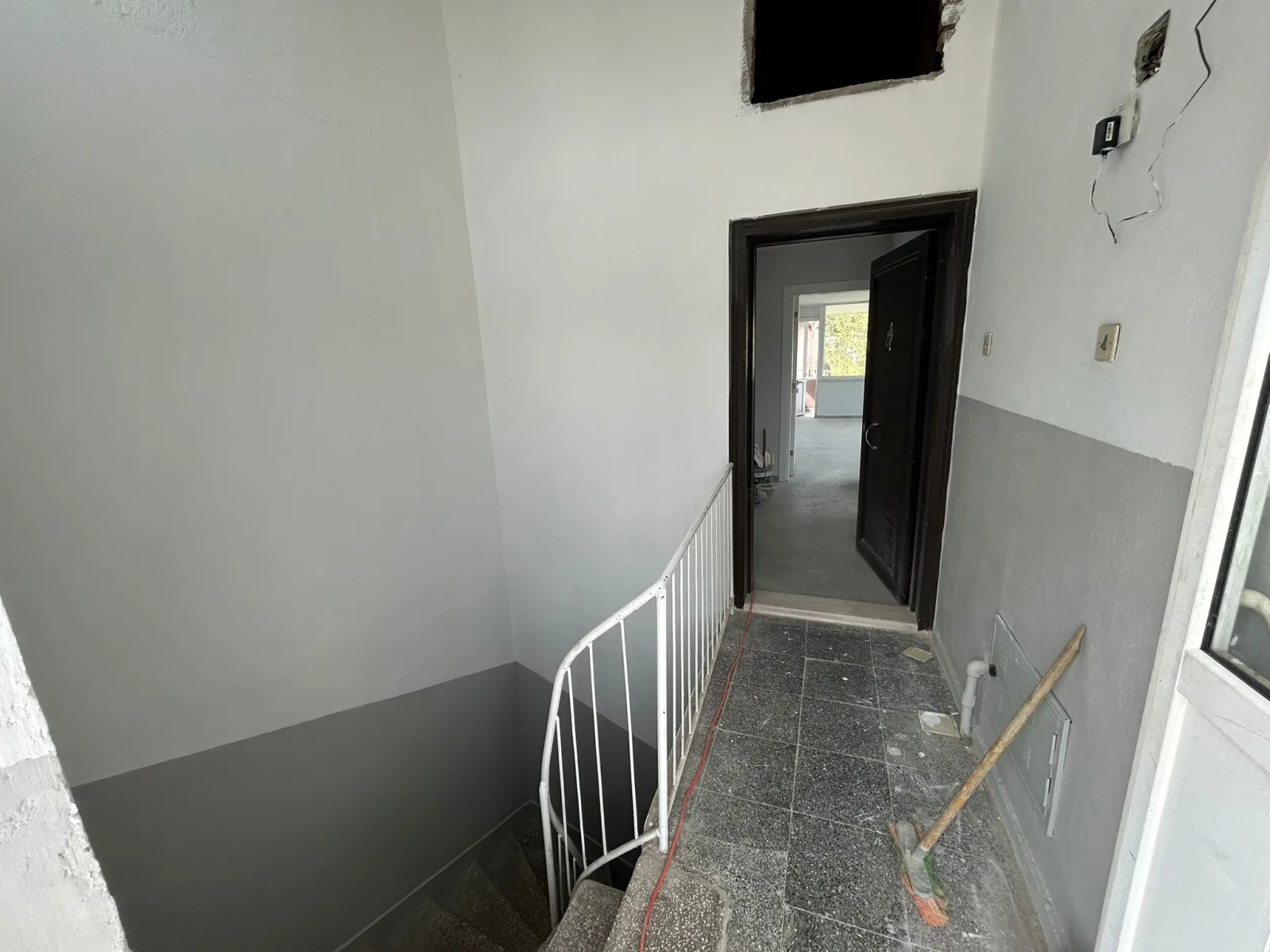 AKÇAY’DA DENİZE 100M – SIFIR YENİLENMİŞ 2+1 TERASLI KİRALIK DAİRE