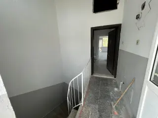AKÇAY’DA DENİZE 100M – SIFIR YENİLENMİŞ 2+1 TERASLI KİRALIK DAİRE