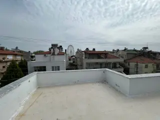 AKÇAY’DA DENİZE 100M – SIFIR YENİLENMİŞ 2+1 TERASLI KİRALIK DAİRE