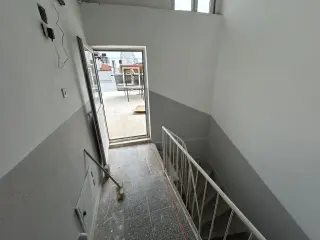 AKÇAY’DA DENİZE 100M – SIFIR YENİLENMİŞ 2+1 TERASLI KİRALIK DAİRE