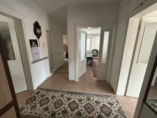 AKÇAY’IN KALBİNDE, DENİZE 100 METRE MESAFEDE 2+1 EŞYALI KİRALIK DAİRE!