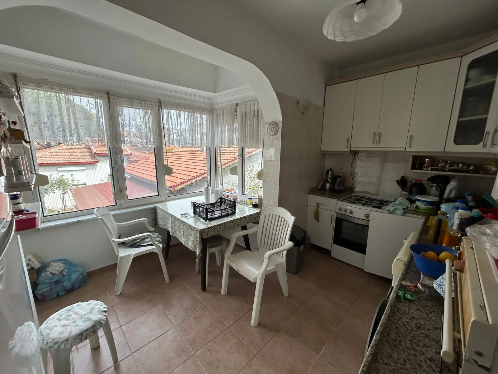 AKÇAY’IN KALBİNDE, DENİZE 100 METRE MESAFEDE 2+1 EŞYALI KİRALIK DAİRE!