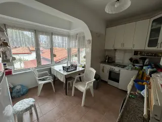AKÇAY’IN KALBİNDE, DENİZE 100 METRE MESAFEDE 2+1 EŞYALI KİRALIK DAİRE!