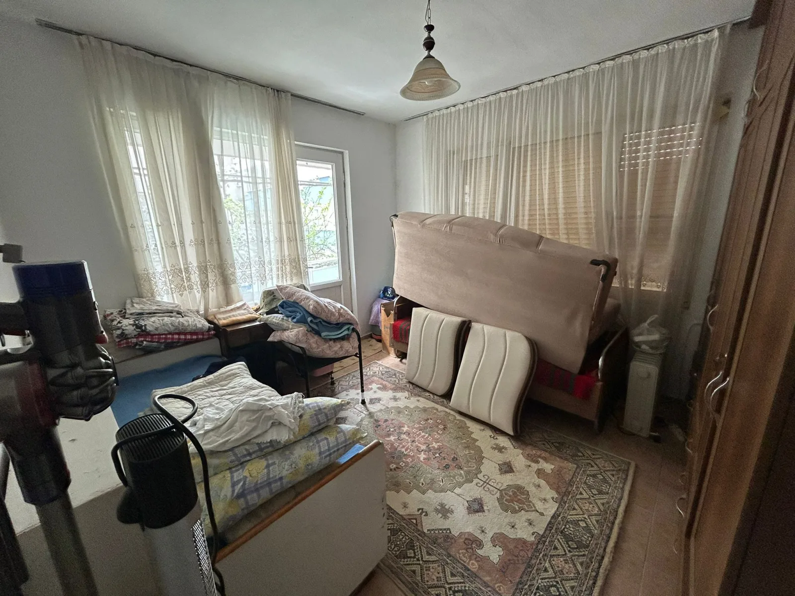 AKÇAY’IN KALBİNDE, DENİZE 100 METRE MESAFEDE 2+1 EŞYALI KİRALIK DAİRE!
