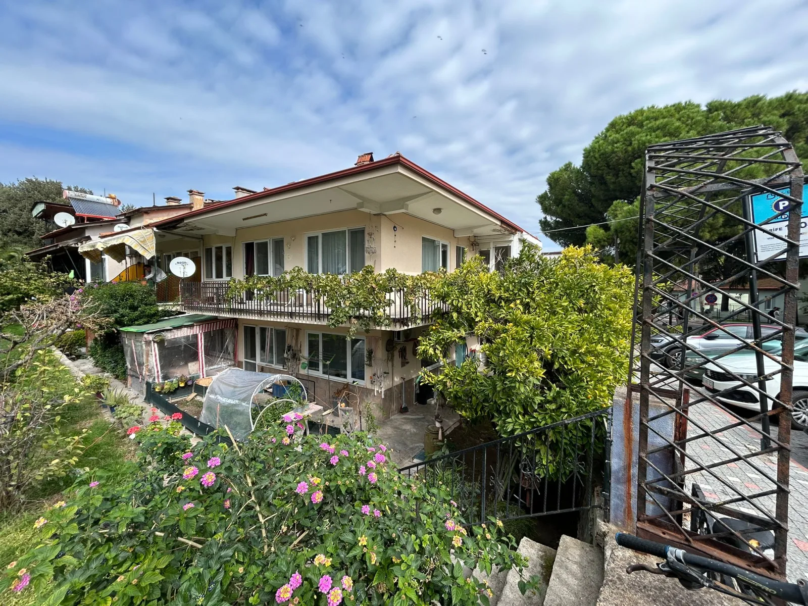 Örenin Kalbinde Villa Tarzında yapılmış. Satılık 2 Adet (alt ve Üst 2+1 Daire )