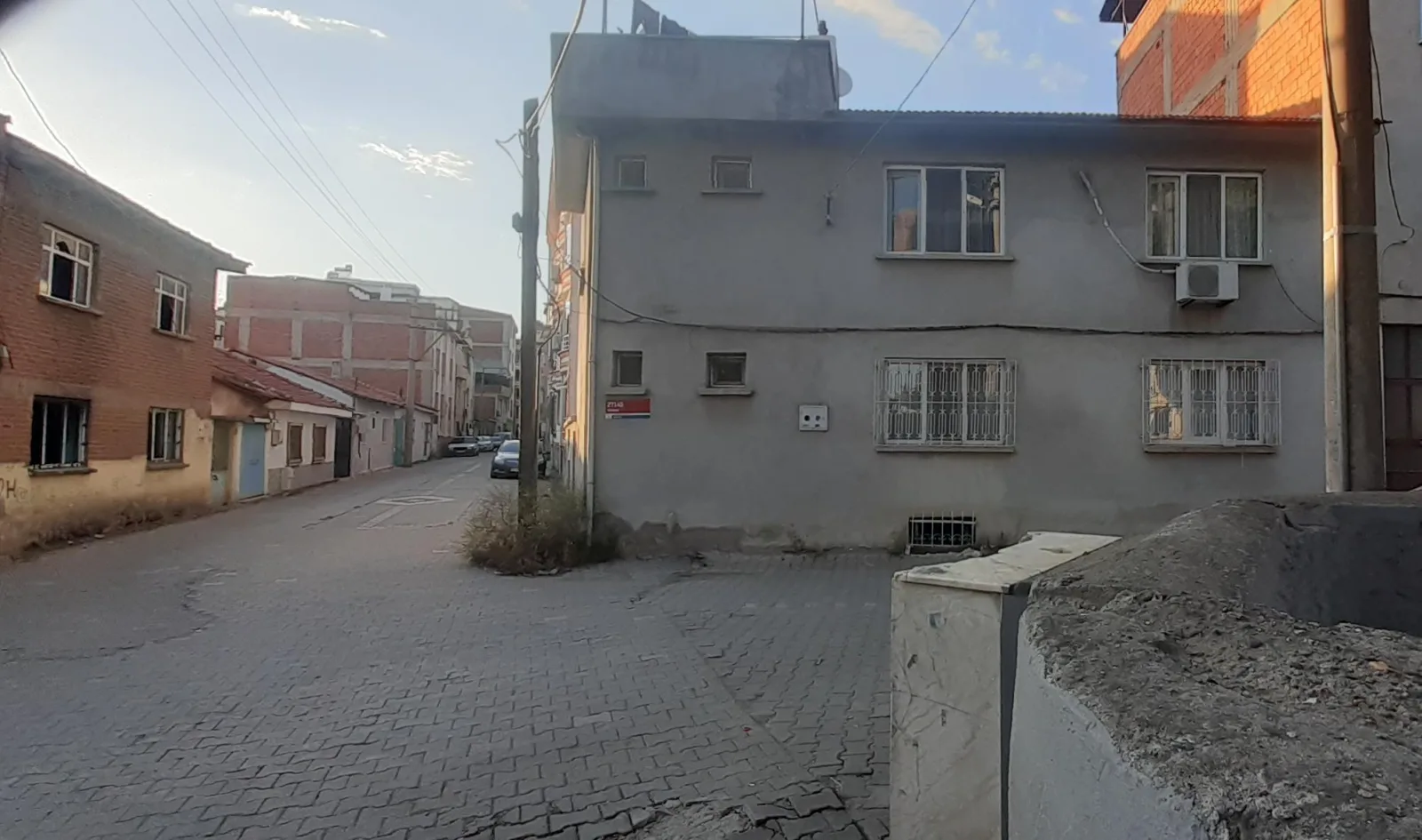EDREMİT TUZCUMURAT’TA SATILIK MÜSTAKİL 2 KATLI EV – KÖŞE PARSEL, TERASLI, OTOPARKLI! ( EİDS NO : 1001423 )