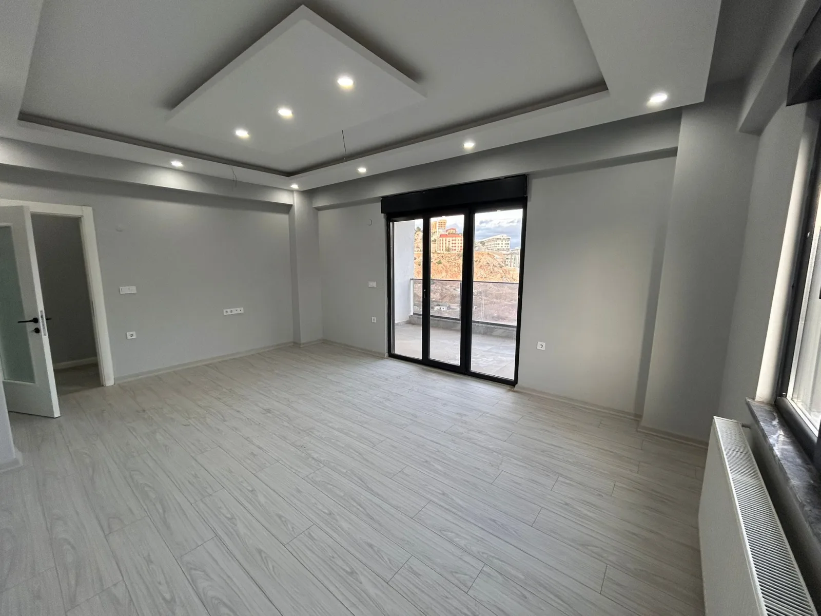 ATATÜRK MAHALLESİ'NDE KİRALIK LÜKS 3+1 DAİRE ( 7 NUMARALI DAİRE )