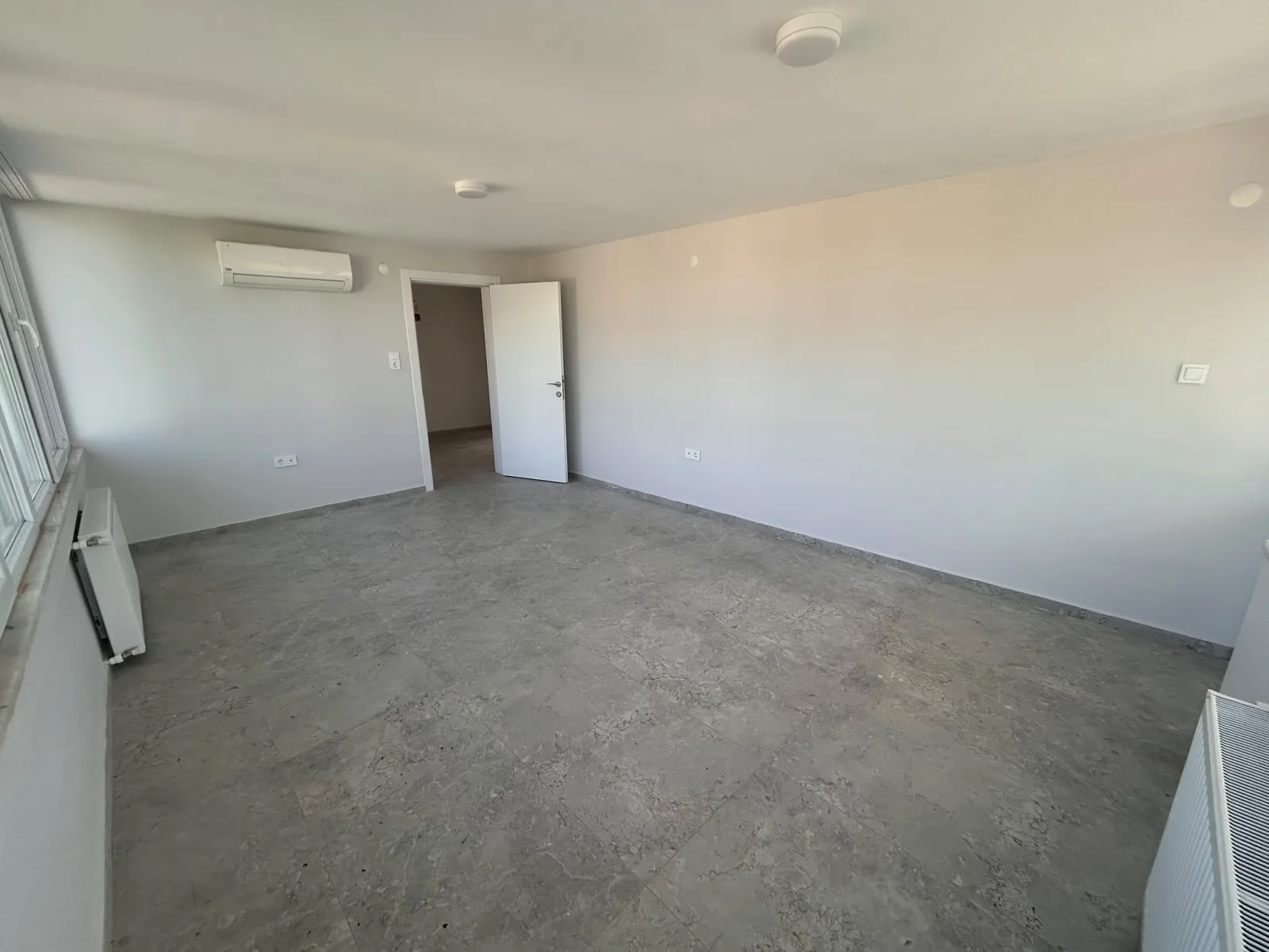 AKÇAY’DA DENİZE 100M – SIFIR YENİLENMİŞ 2+1 TERASLI KİRALIK DAİRE