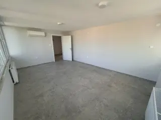 AKÇAY’DA DENİZE 100M – SIFIR YENİLENMİŞ 2+1 TERASLI KİRALIK DAİRE