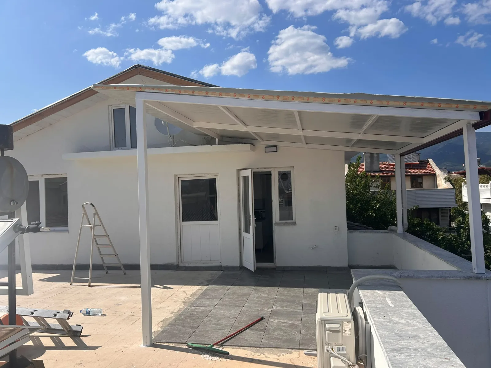 AKÇAY’DA DENİZE 100M – SIFIR YENİLENMİŞ 2+1 TERASLI KİRALIK DAİRE