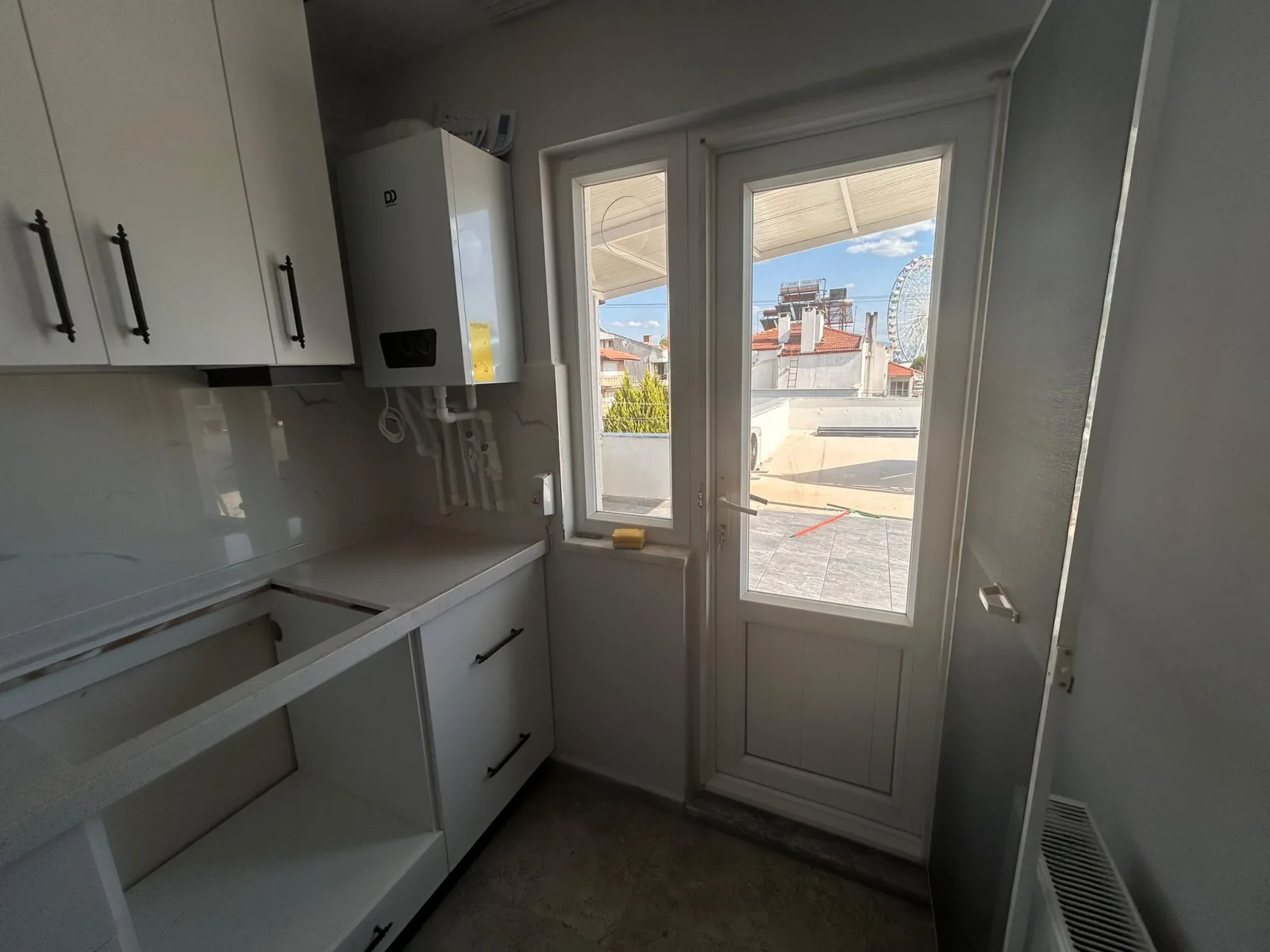 AKÇAY’DA DENİZE 100M – SIFIR YENİLENMİŞ 2+1 TERASLI KİRALIK DAİRE